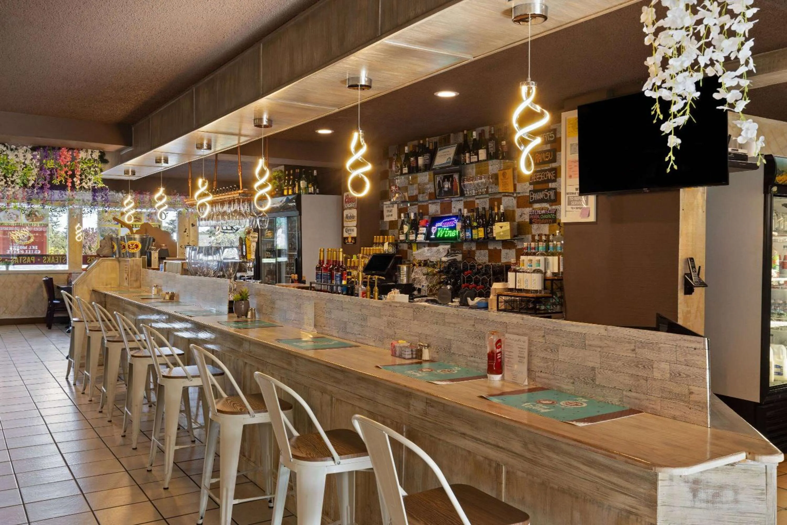 Lounge or bar in Travelodge by Wyndham Monterey Bay