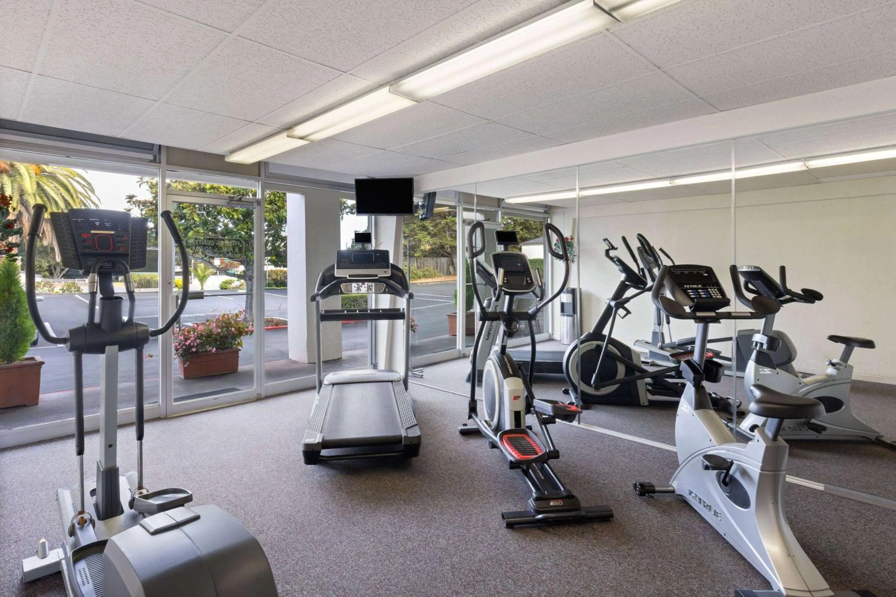Fitness centre/facilities in Travelodge by Wyndham Monterey Bay