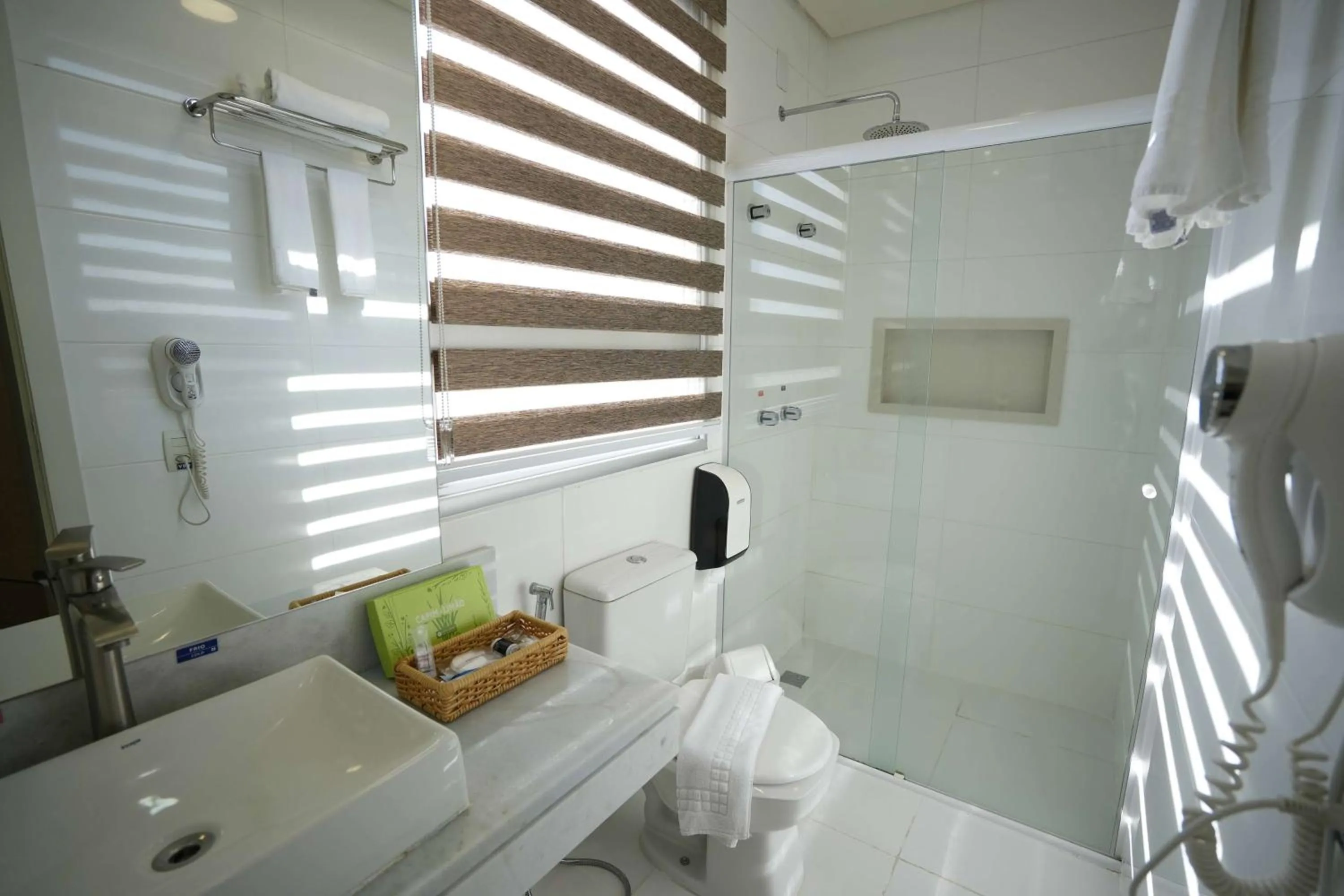 Photo of the whole room in Wyndham Golden Foz Suítes