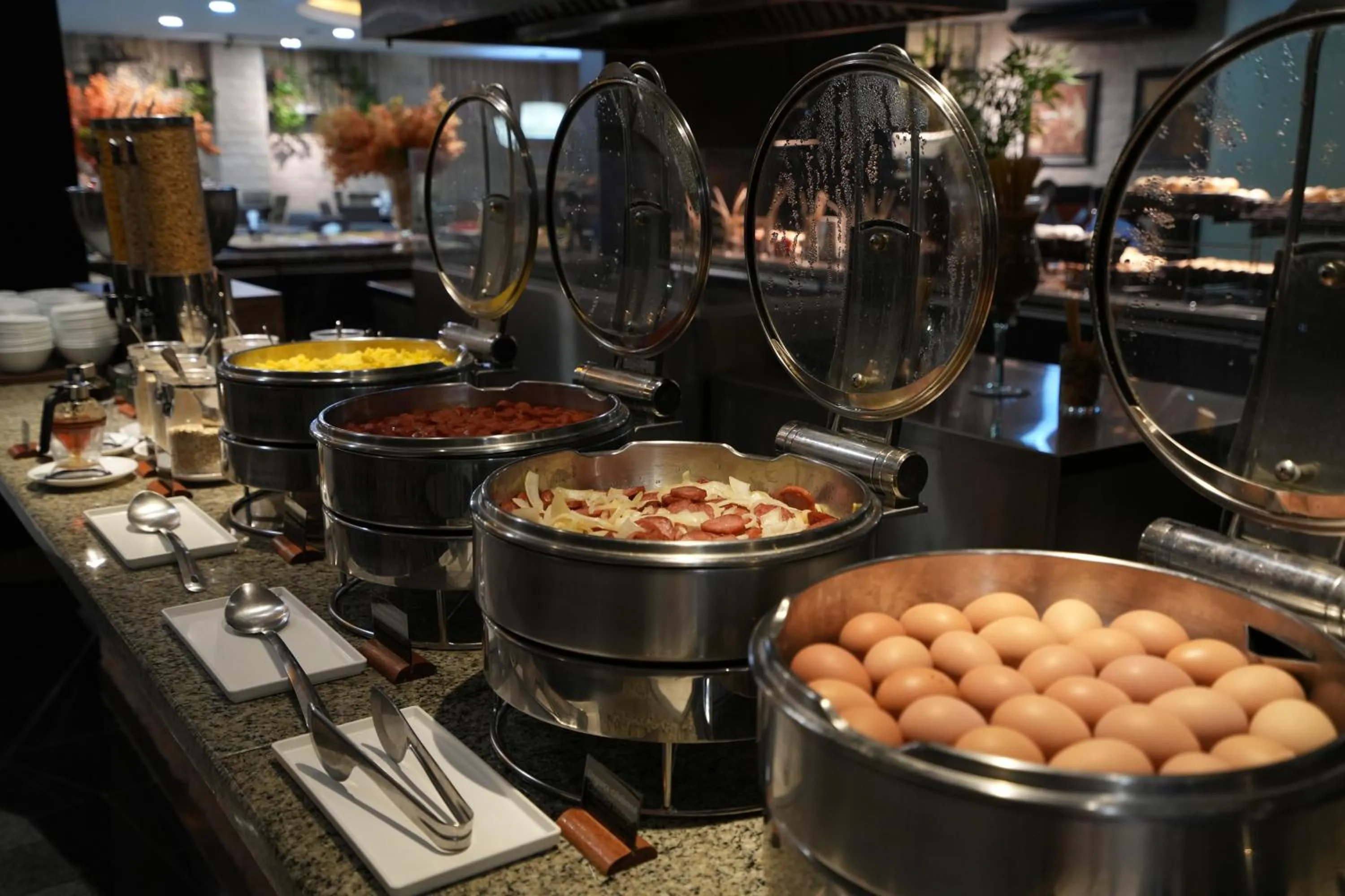 Breakfast in Wyndham Golden Foz Suítes