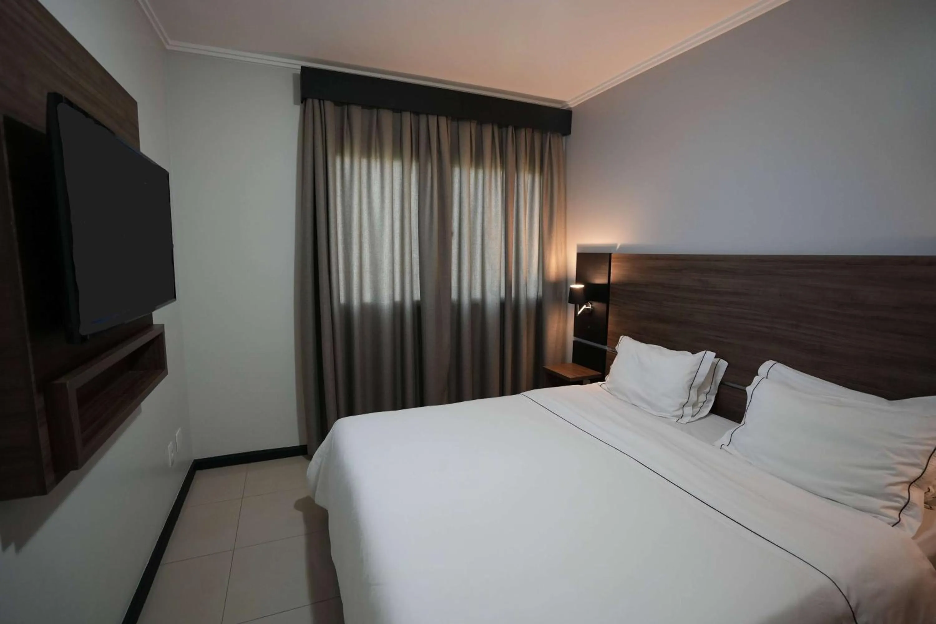 Photo of the whole room, Bed in Wyndham Golden Foz Suítes