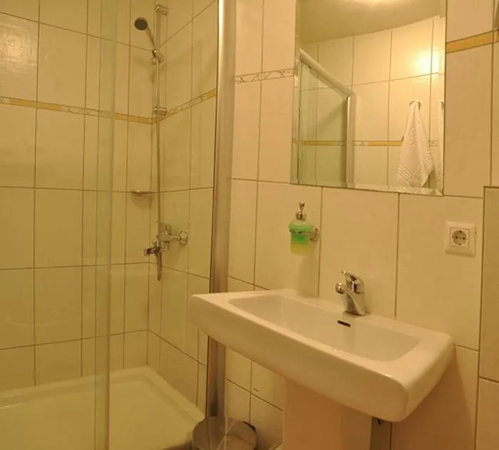 Shower in Hotel Tivoli