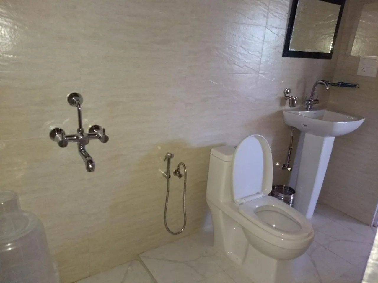 Bathroom in Majkhali Woods, Ranikhet, By Himalayan Eco Lodges