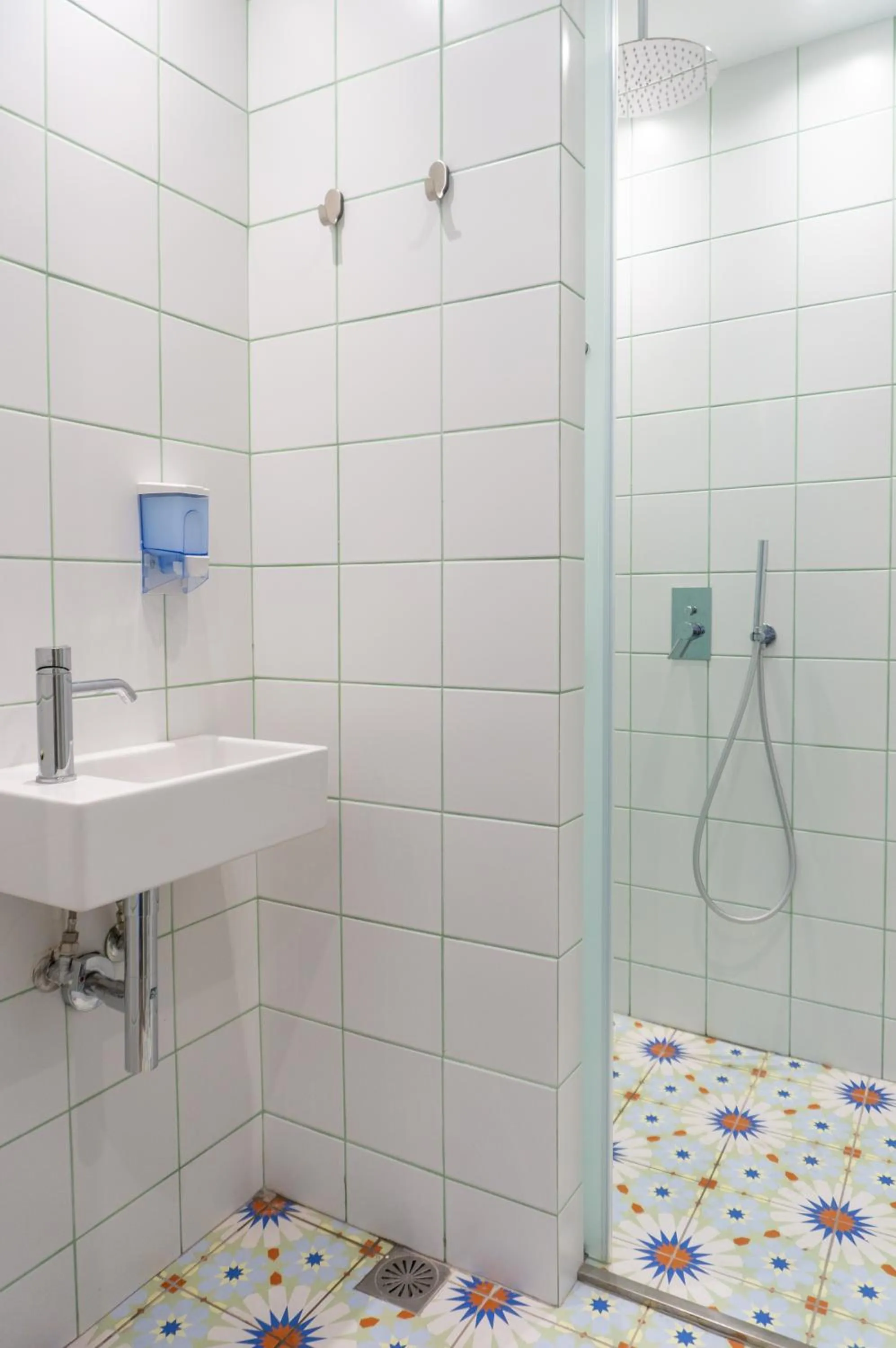 Shower in Dioskouros Hostel