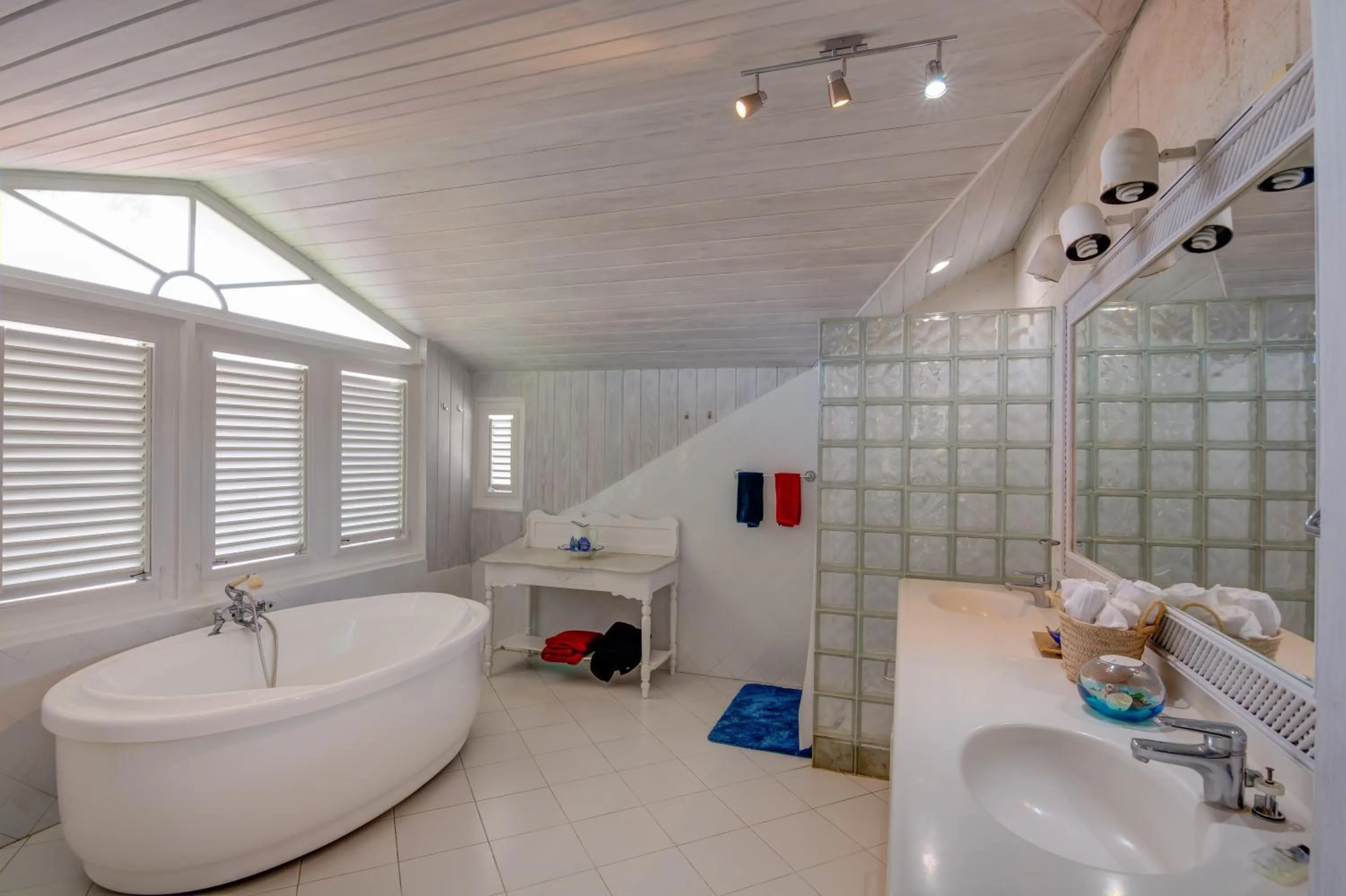 Bathroom in Tantalus Villa
