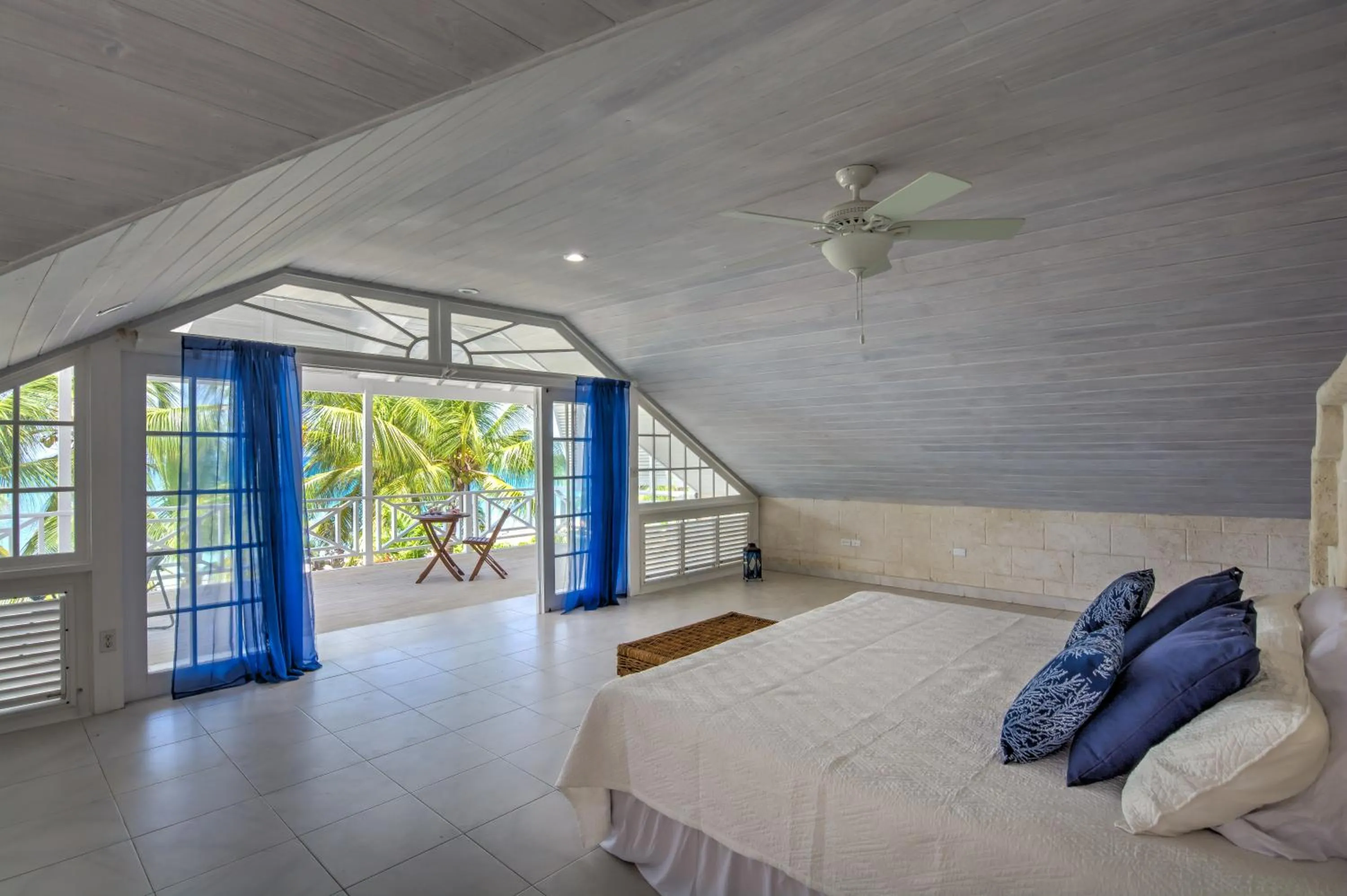 Bedroom, Bed in Tantalus Villa
