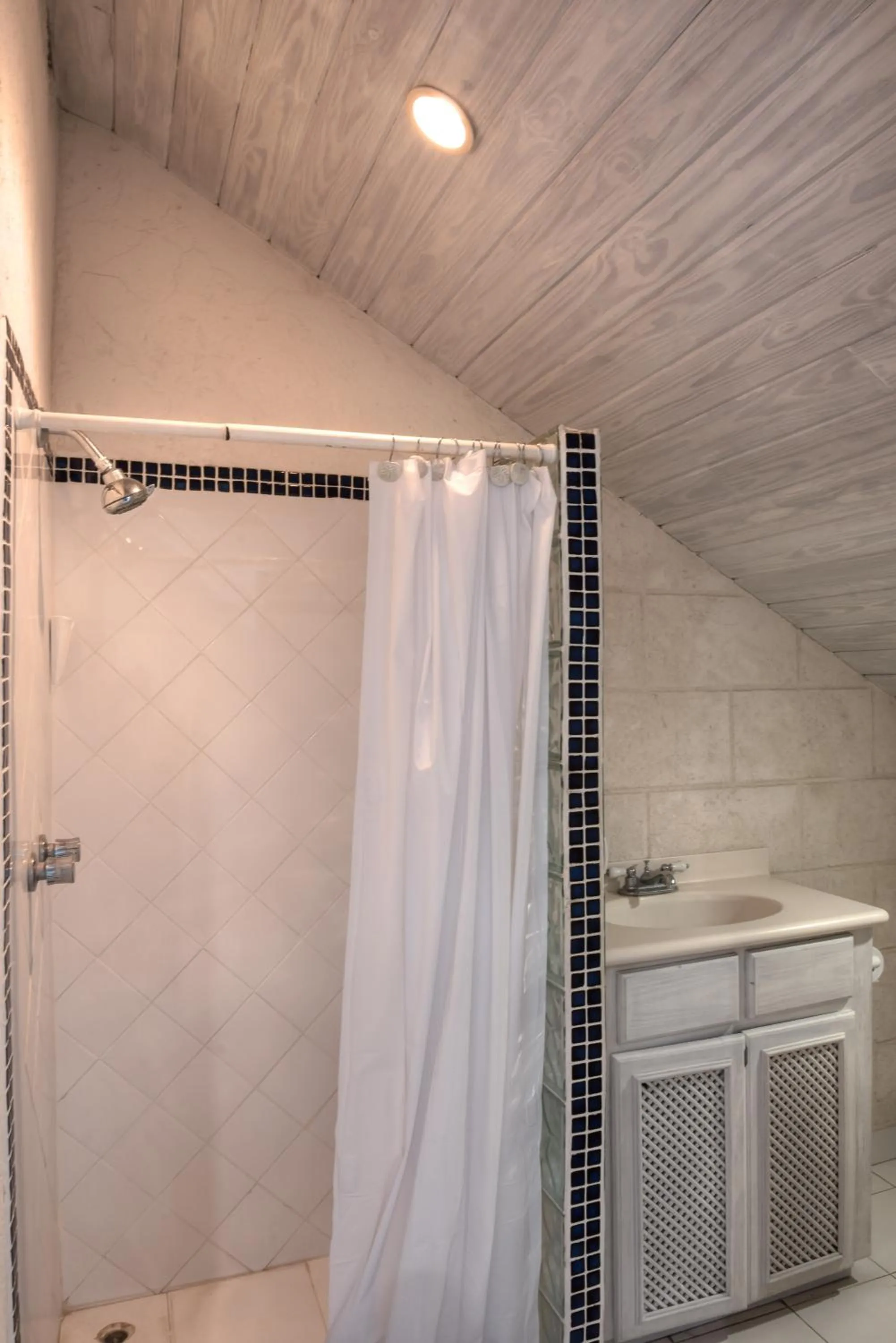 Bathroom in Tantalus Villa