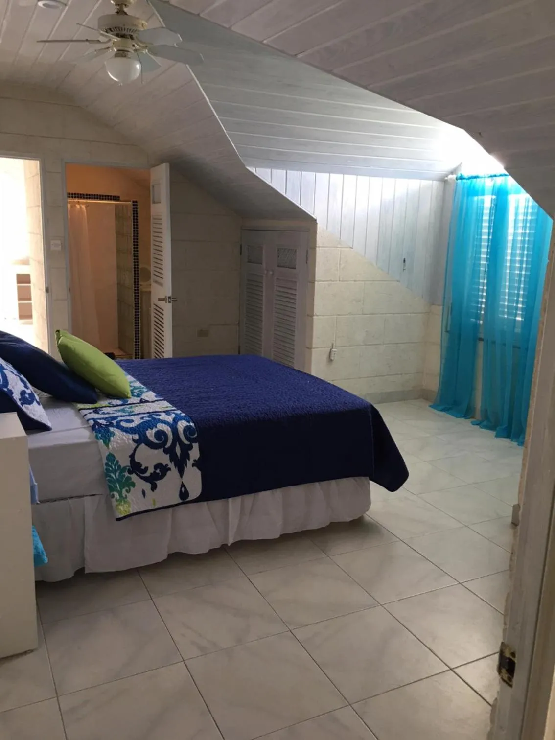 Bedroom, Bed in Tantalus Villa