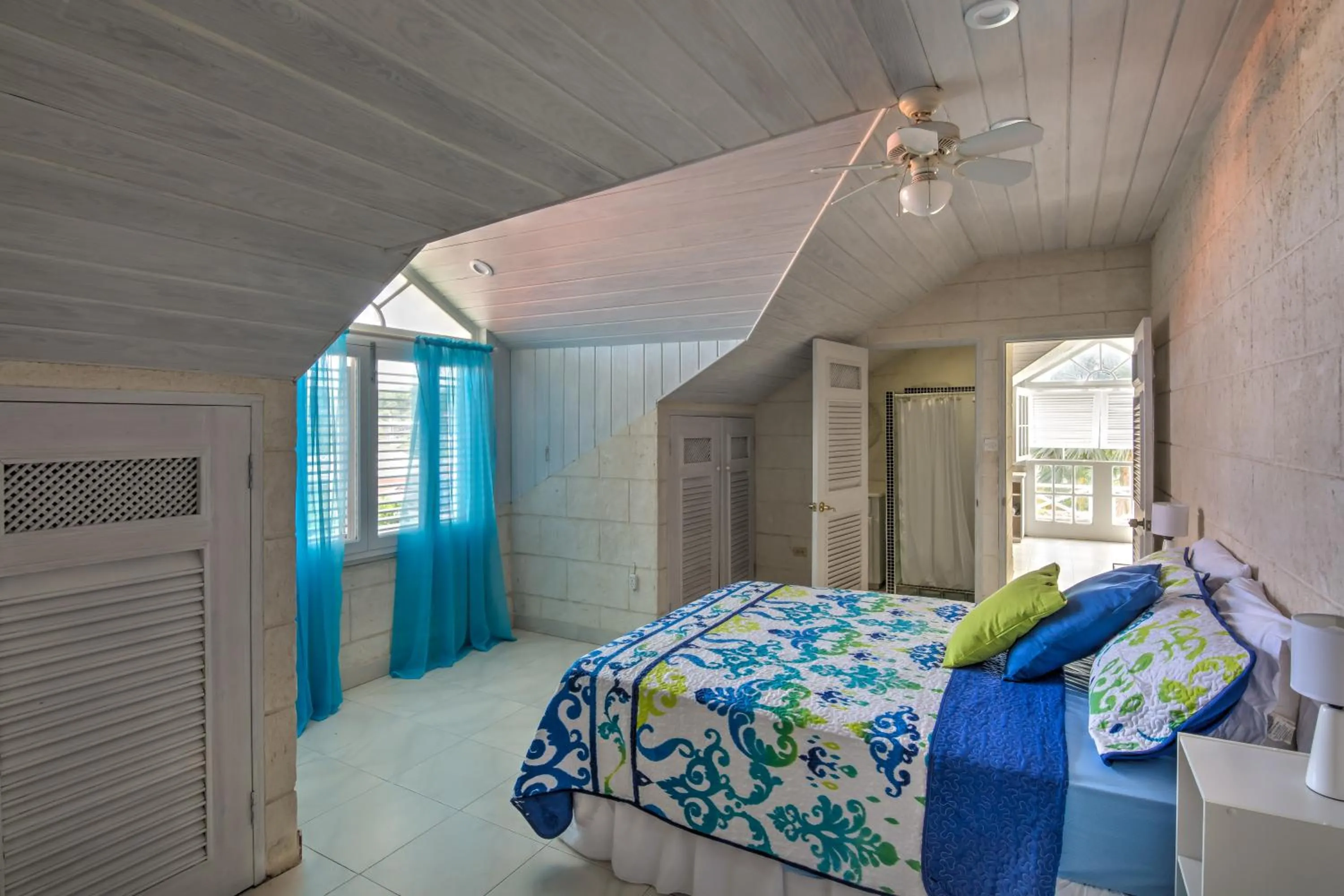 Bedroom, Bed in Tantalus Villa