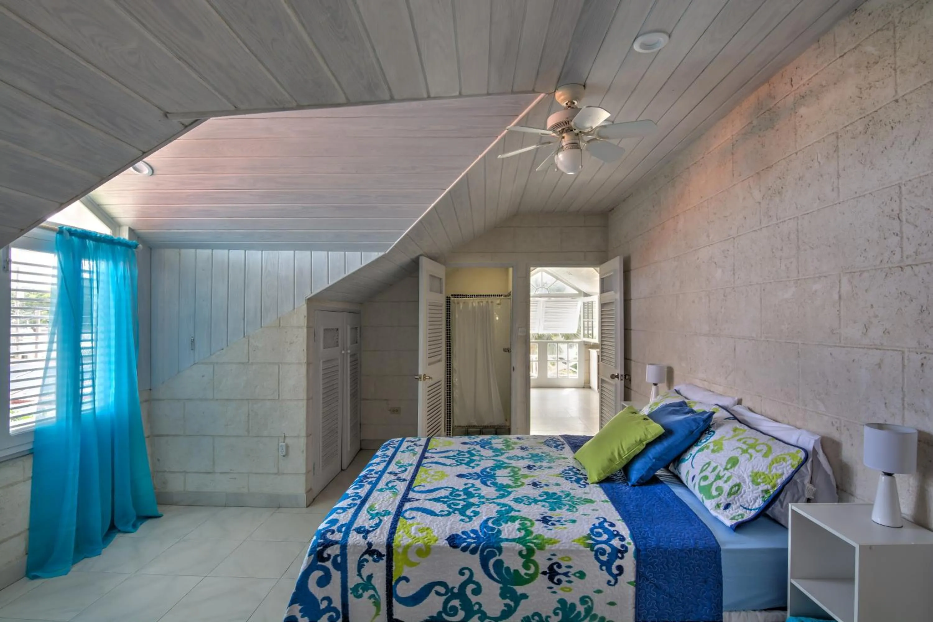 Bedroom, Bed in Tantalus Villa