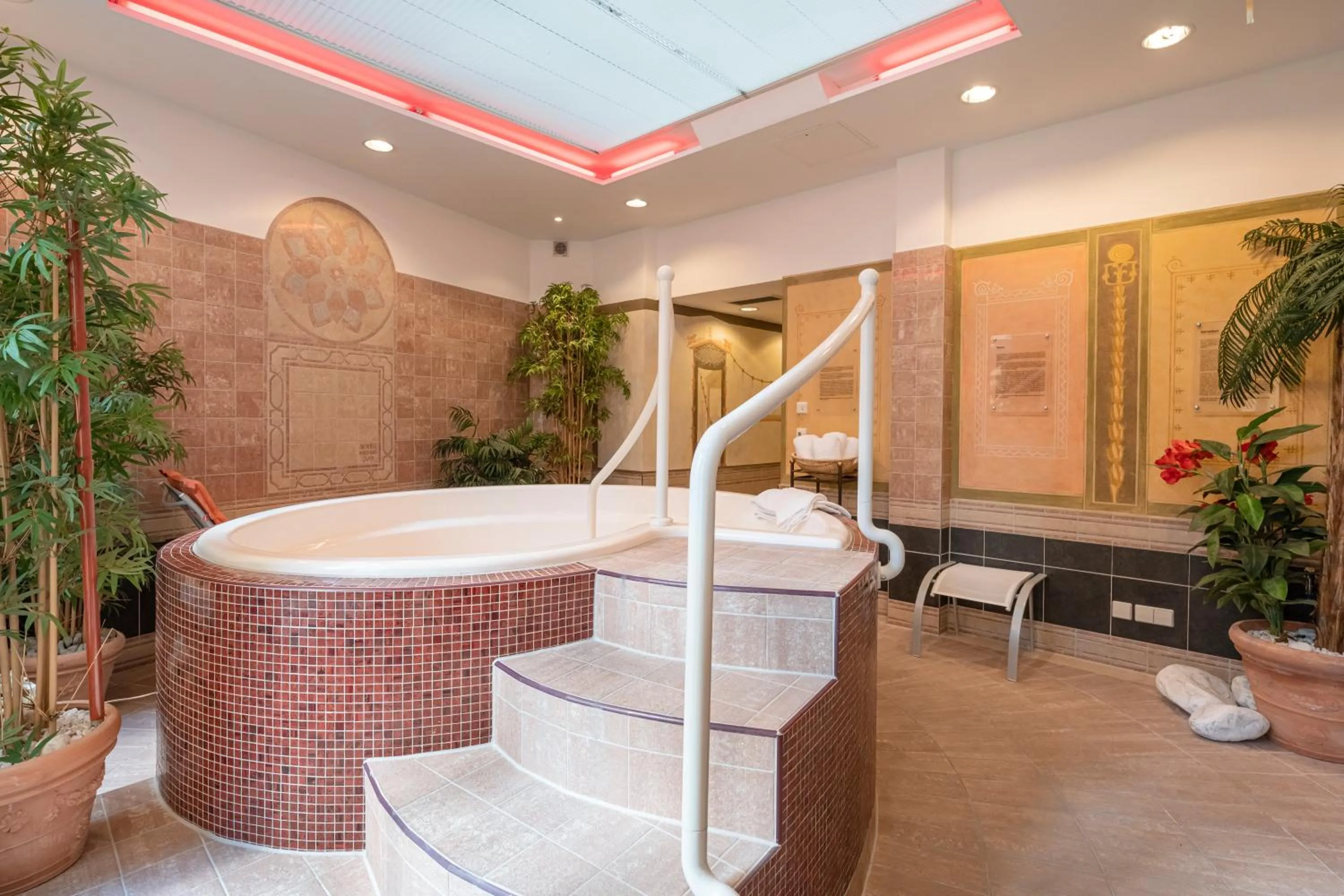 Hot Tub in Hotel Neuwirt