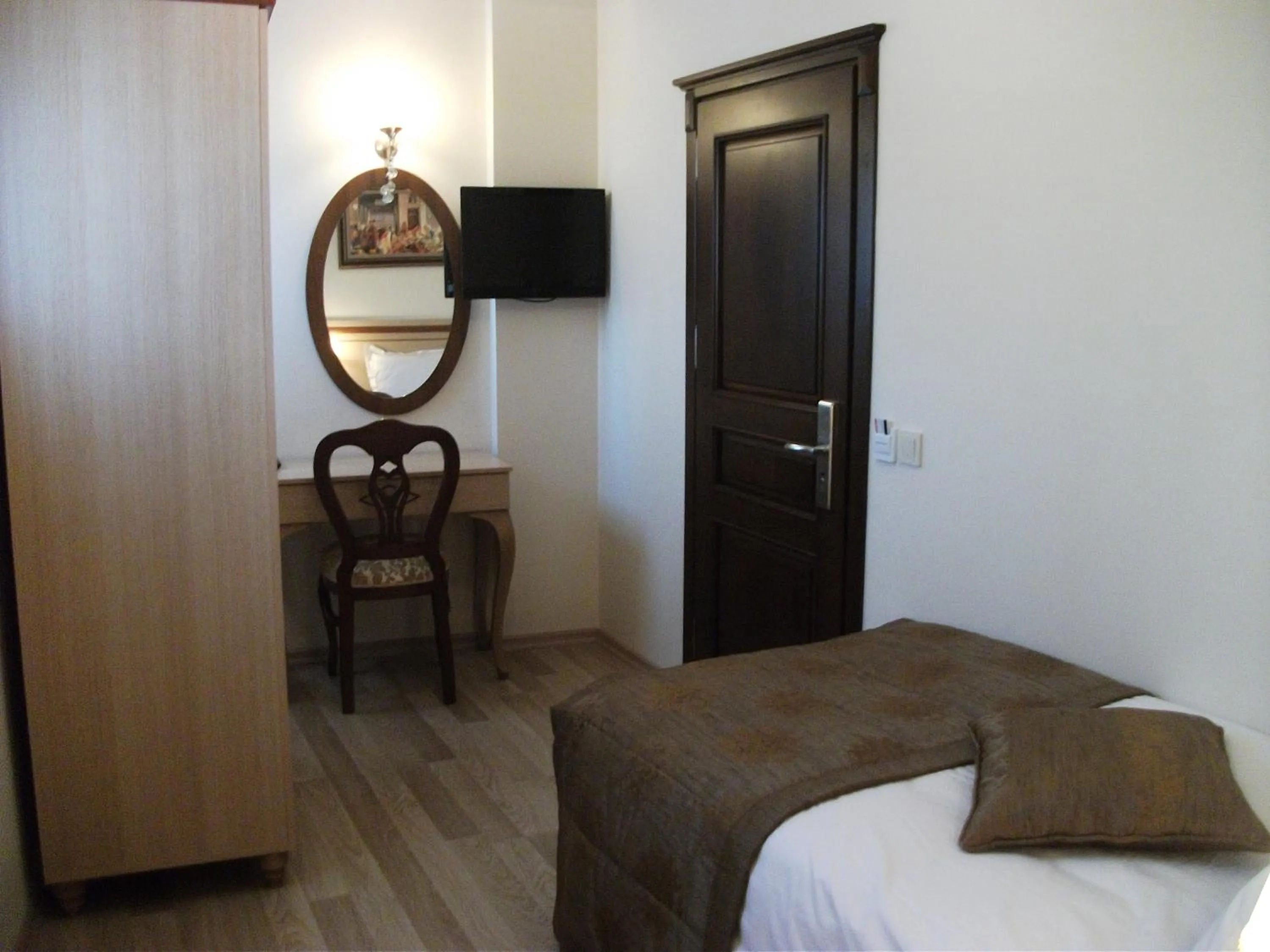 Photo of the whole room, Bed in Sultan Palace Hotel