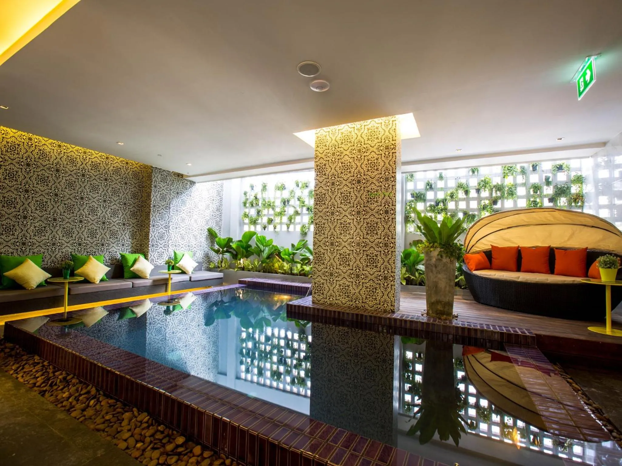 Swimming pool in Ploen Chaweng by Tolani