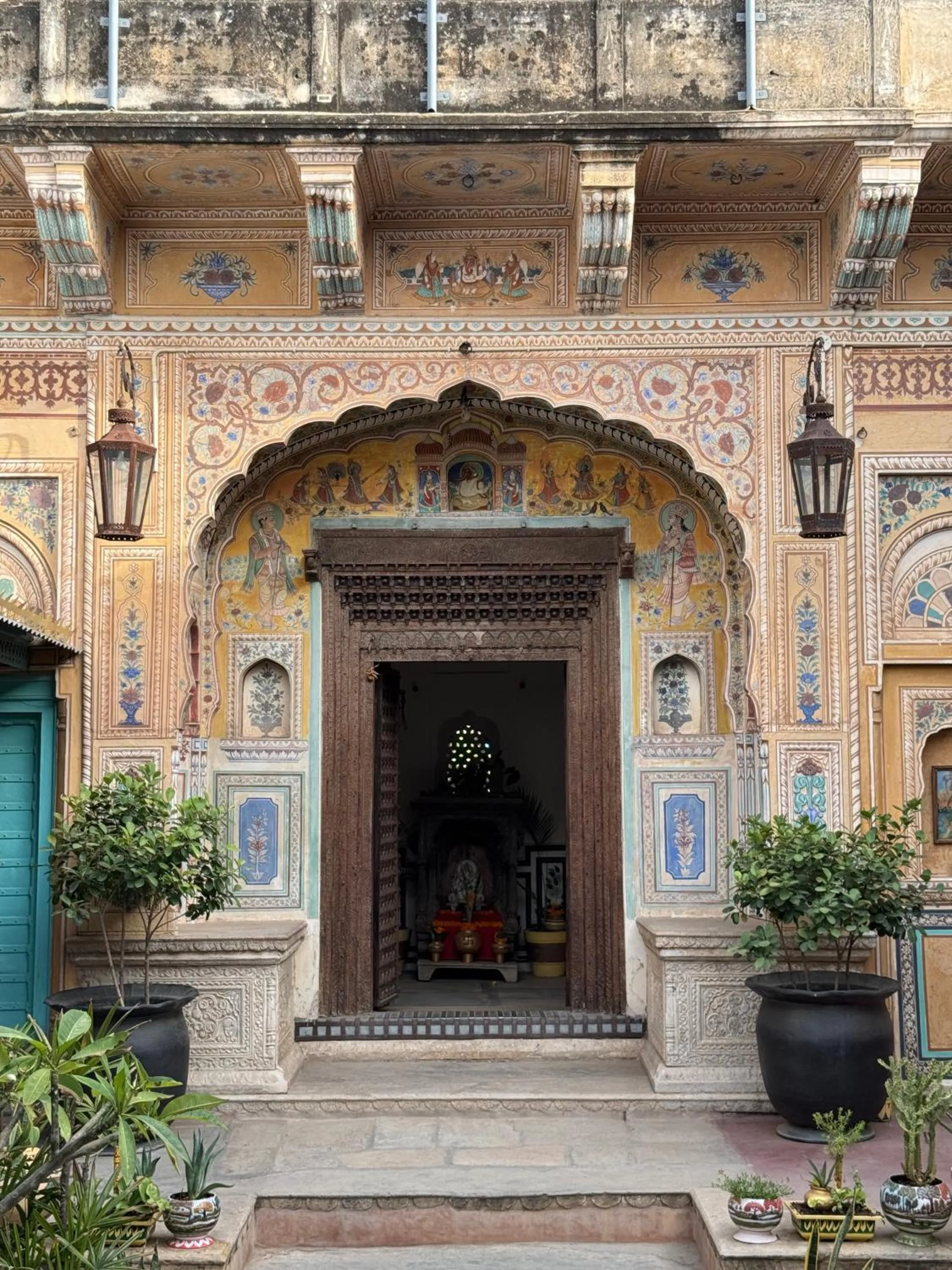 Facade/entrance in Mandawa Kothi