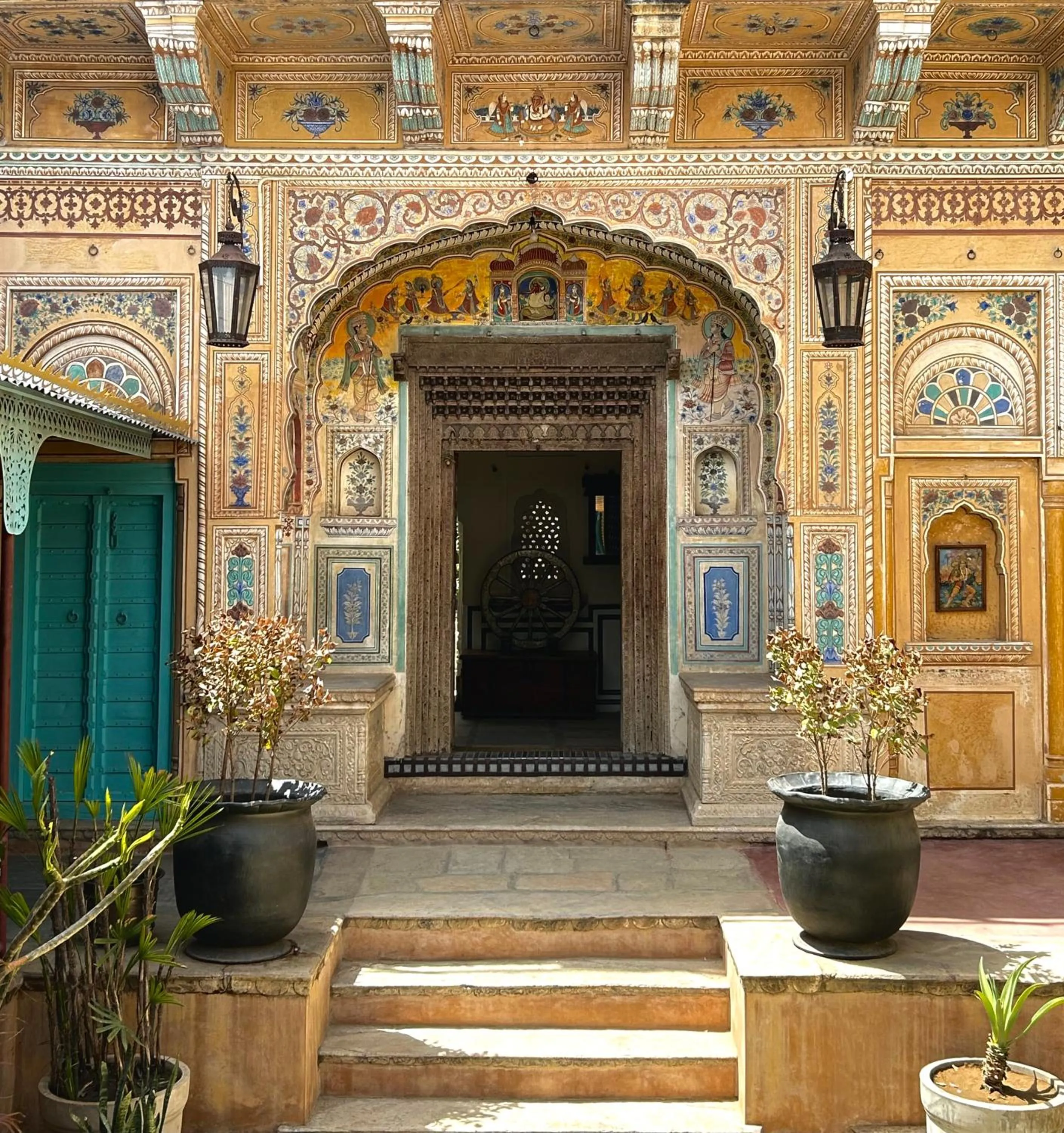 Facade/entrance in Mandawa Kothi