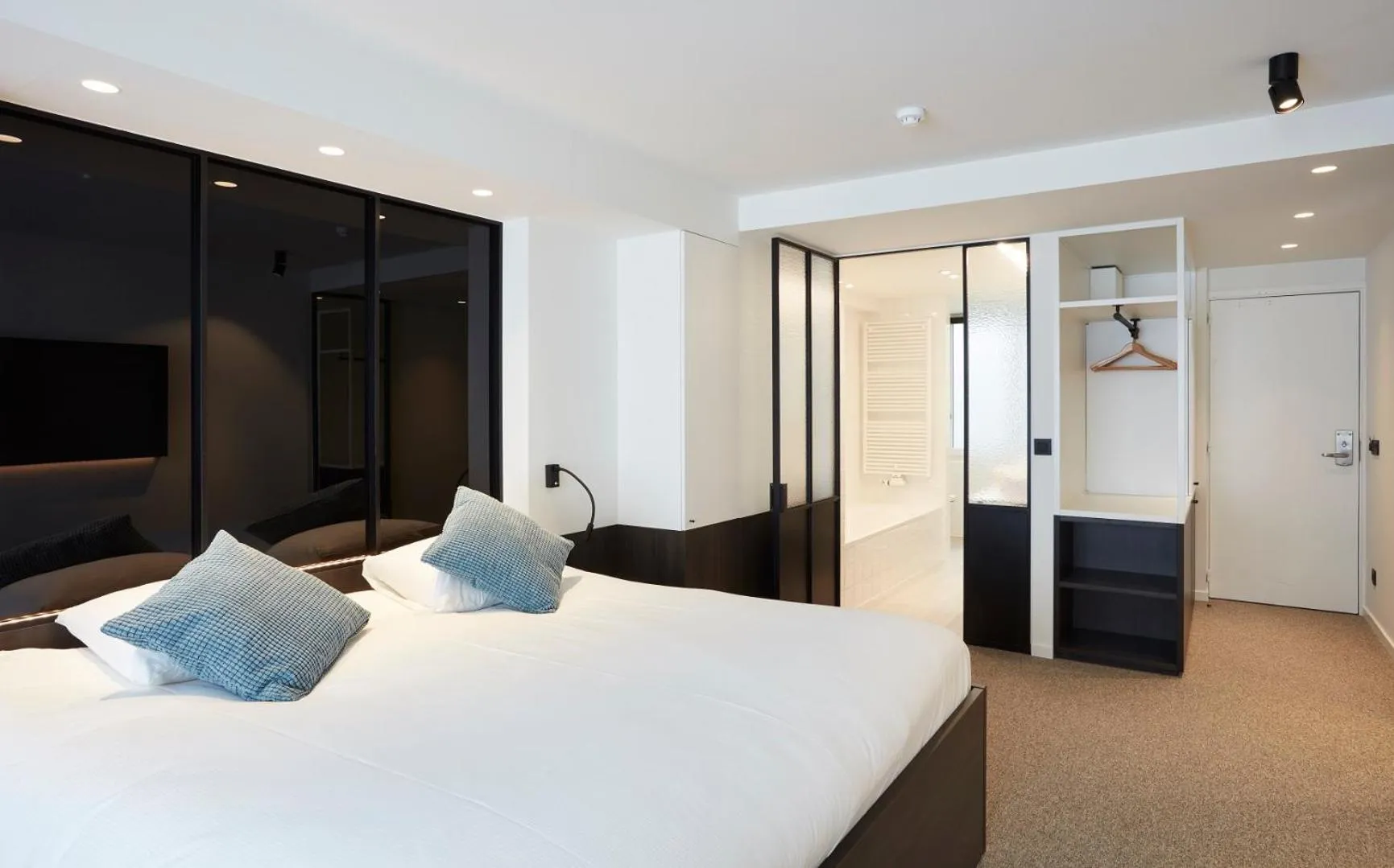 TV and multimedia, Bed in Hotel Nelson