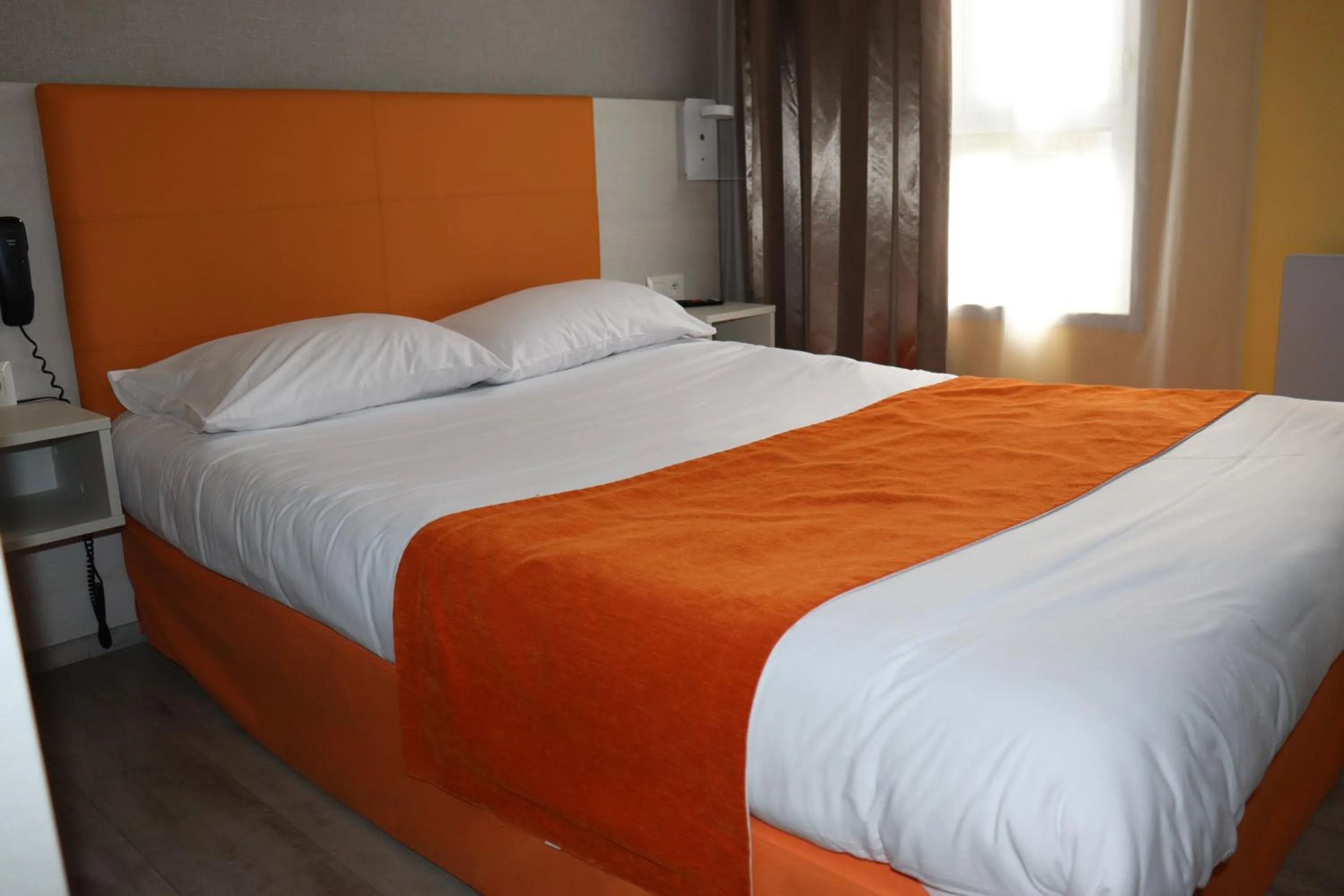 Bed in Hôtel De France