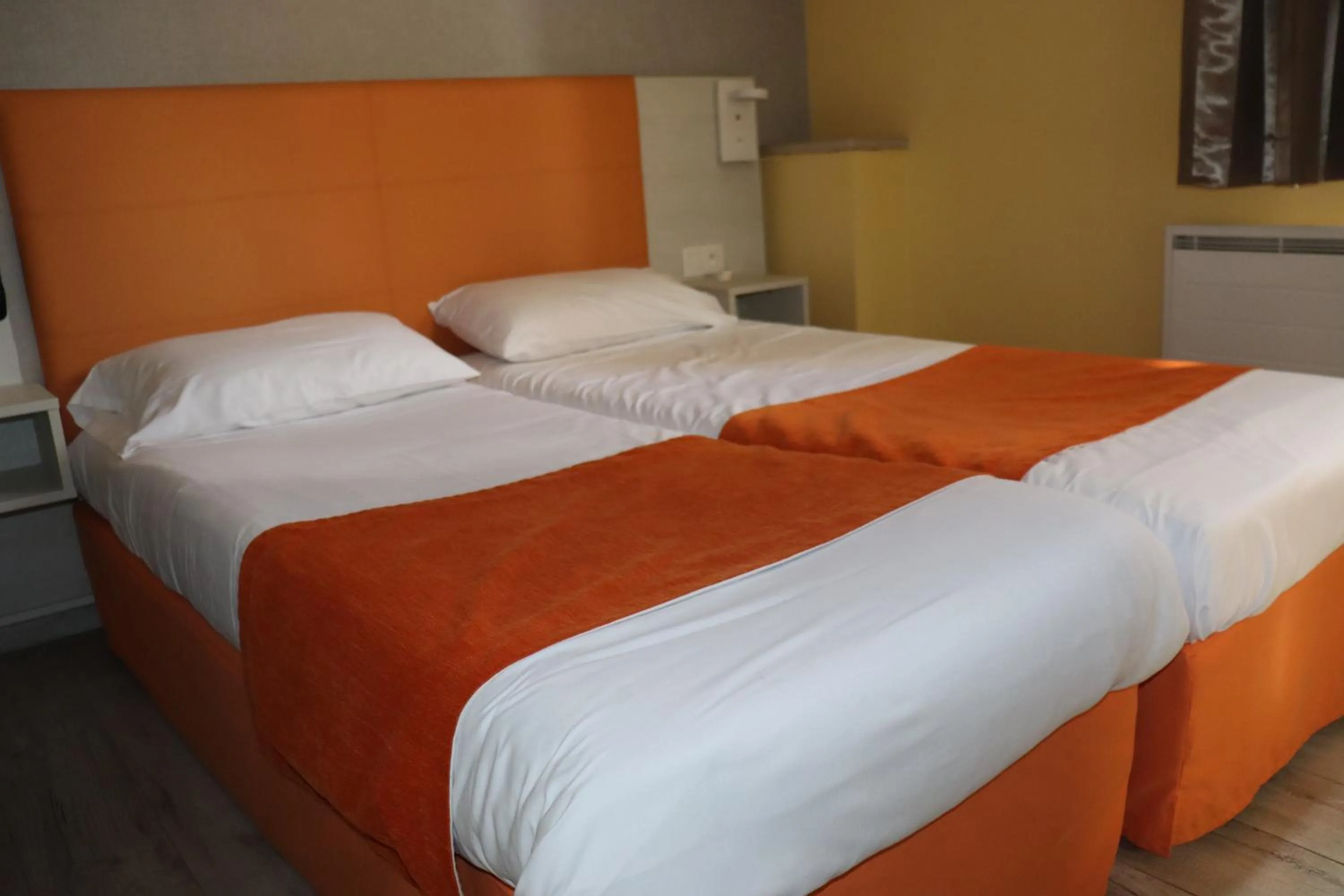 Bed in Hôtel De France