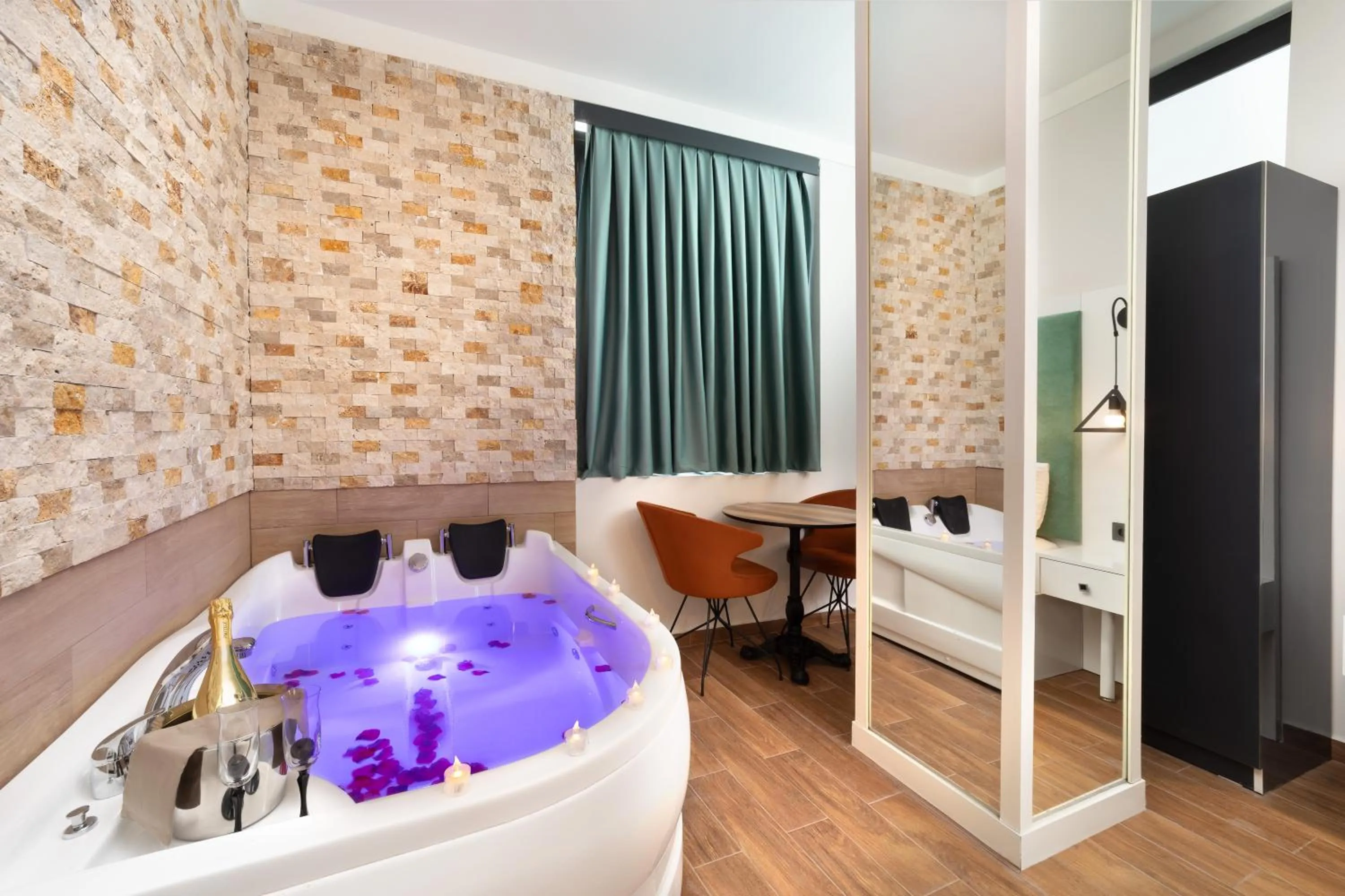 Double Room with Private Bathroom in Bakırköy DES Suit Otel