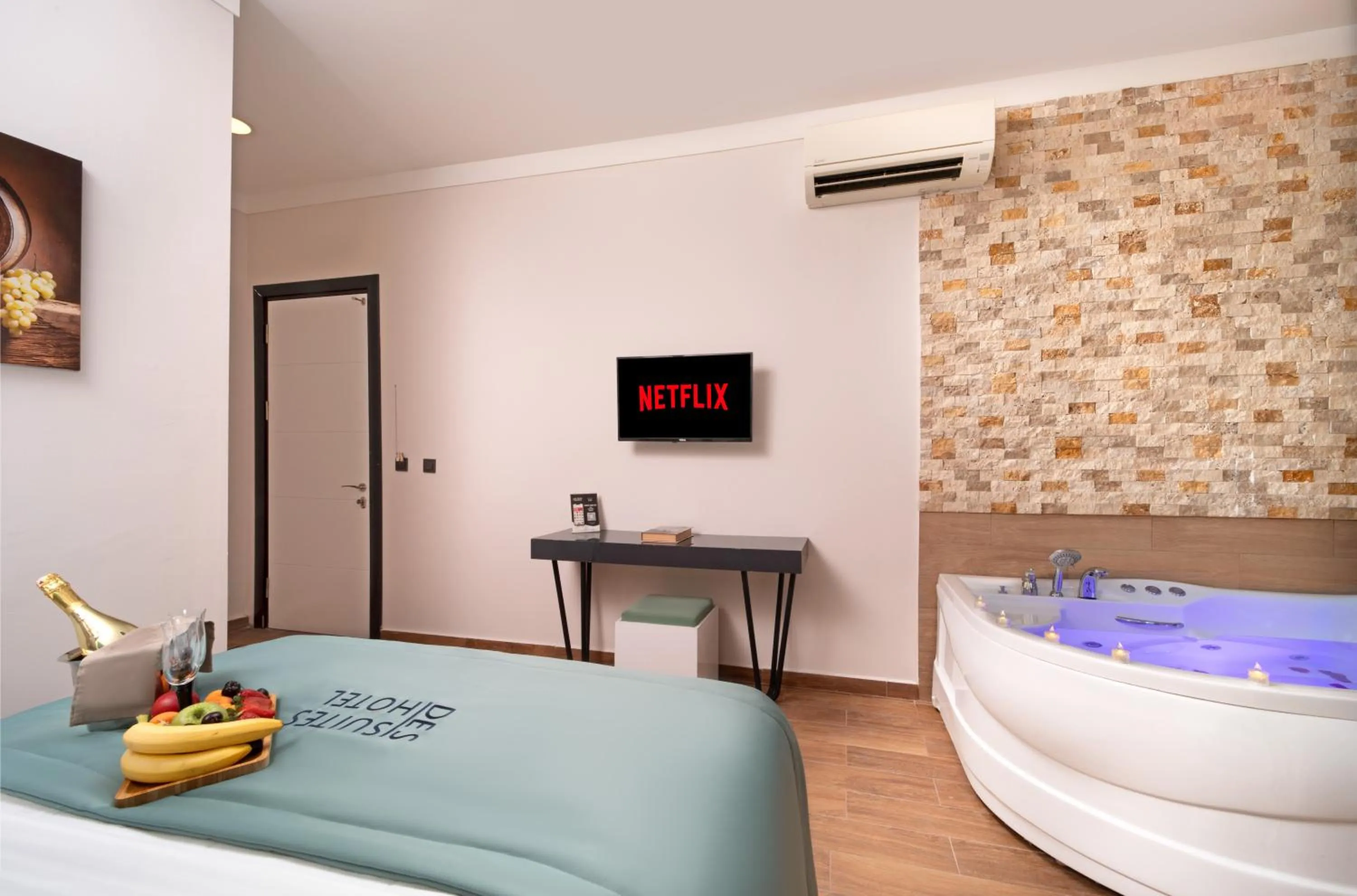 Photo of the whole room, Bed in Bakırköy DES Suit Otel