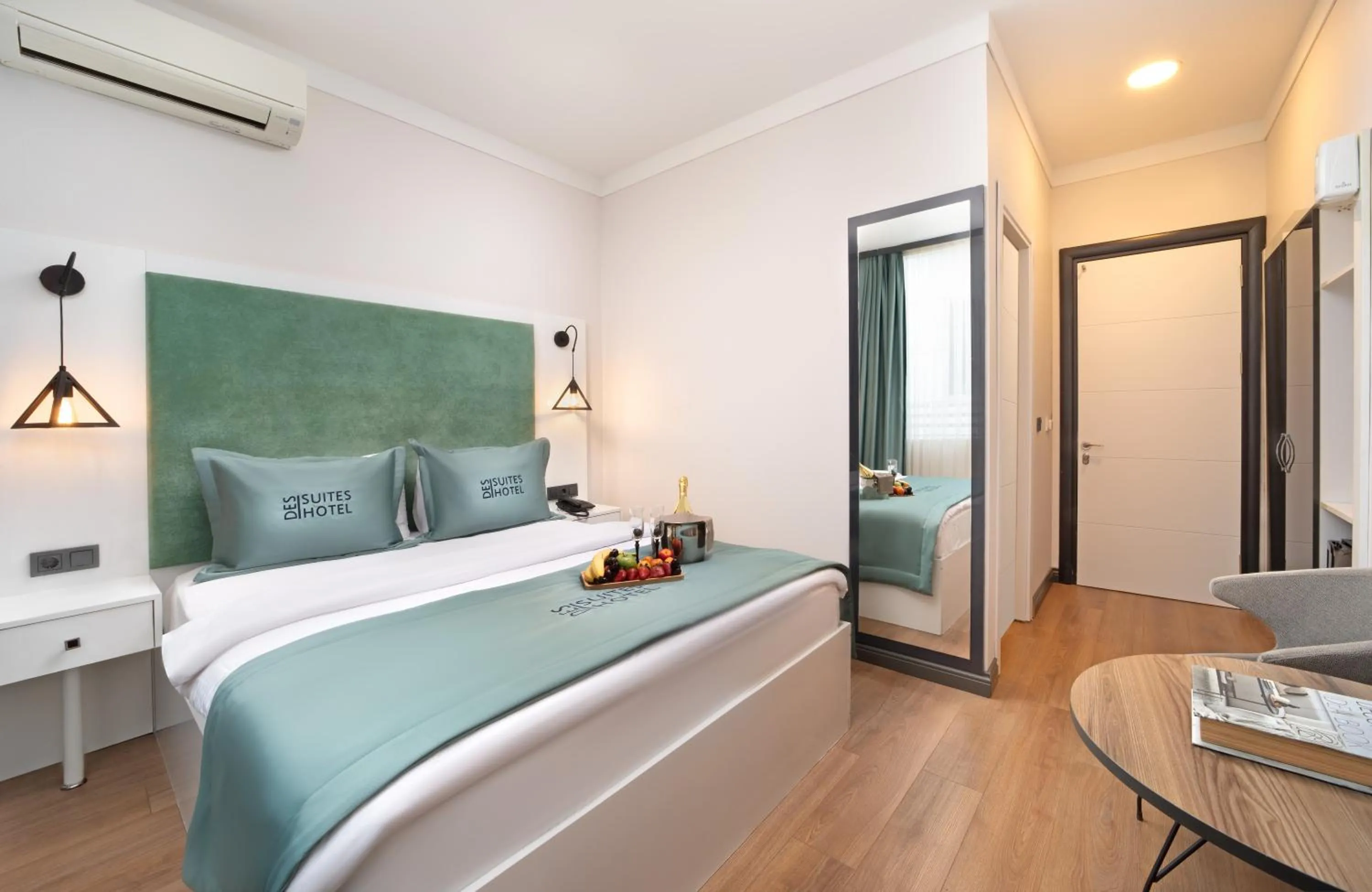 View (from property/room), Bed in Bakırköy DES Suit Otel