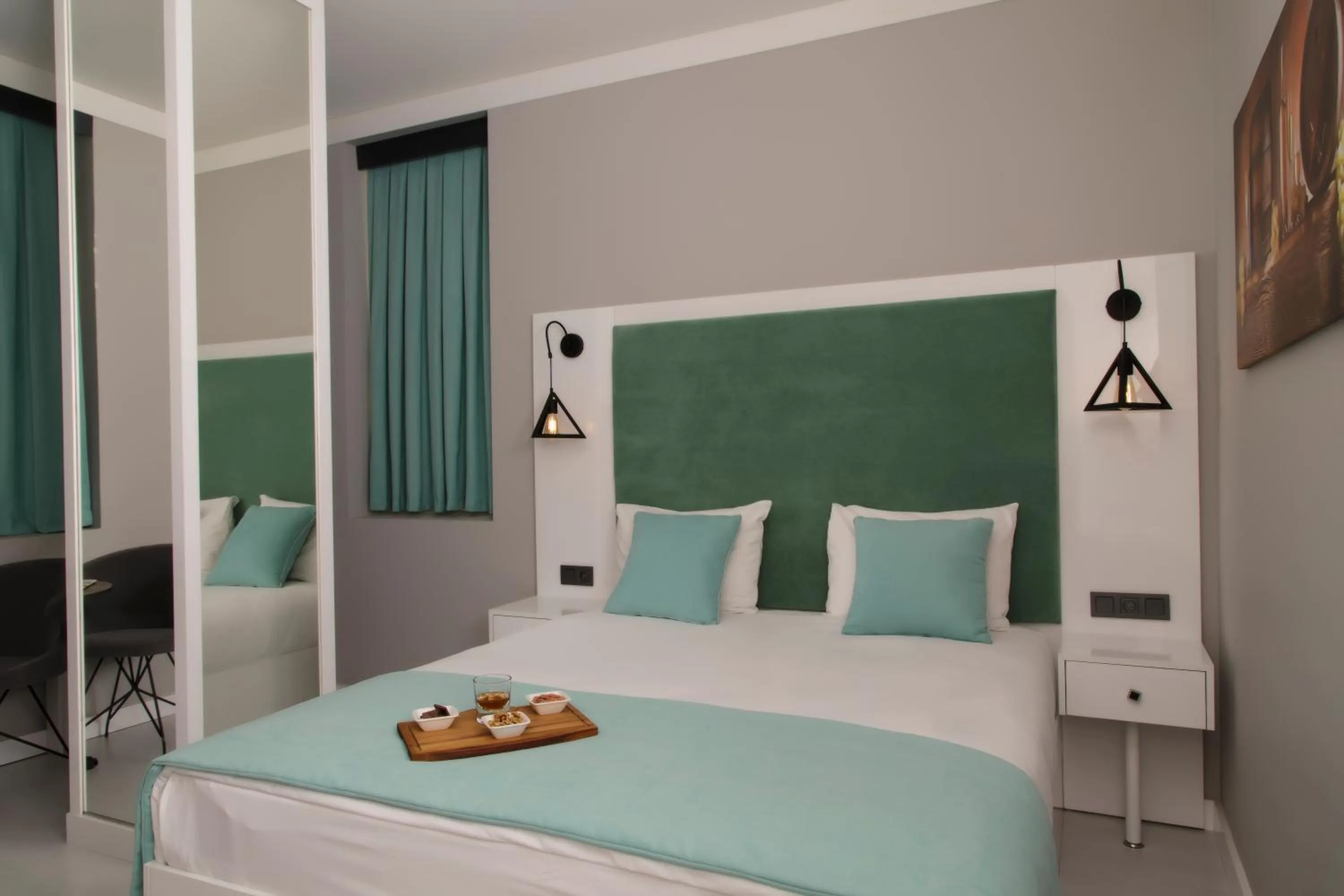 Photo of the whole room, Bed in Bakırköy DES Suit Otel