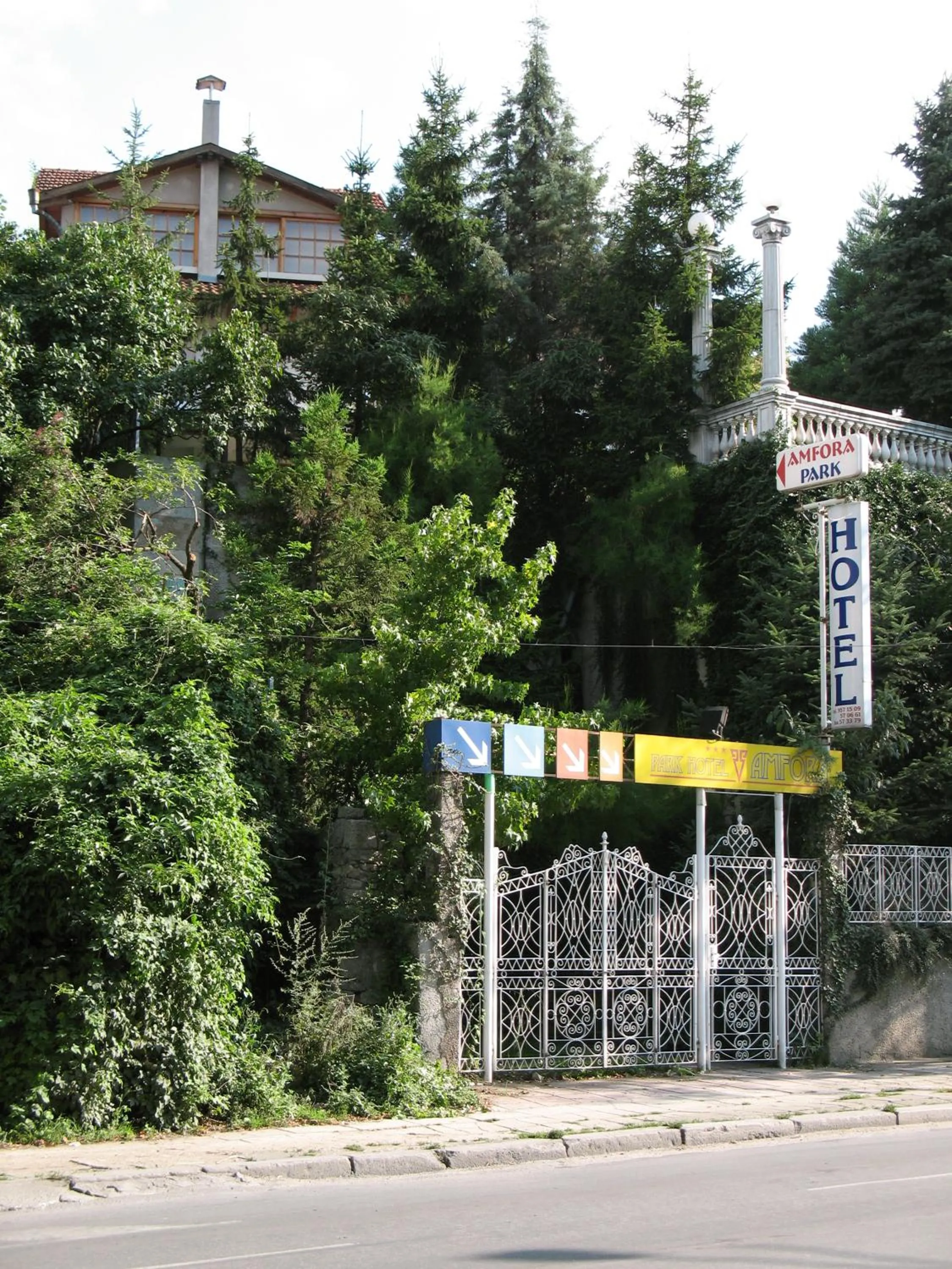 Facade/entrance in Park Hotel Amfora -Free Parking