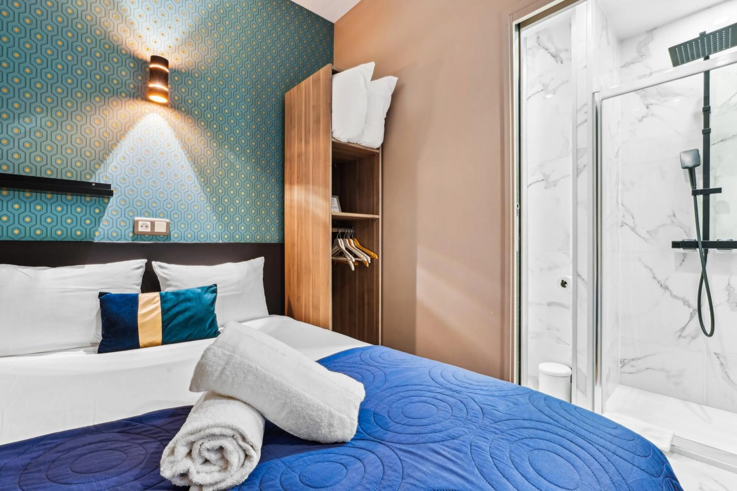 Bathroom, Bed in Résidence AURMAT - Appart - Hôtel - Boulogne - Paris