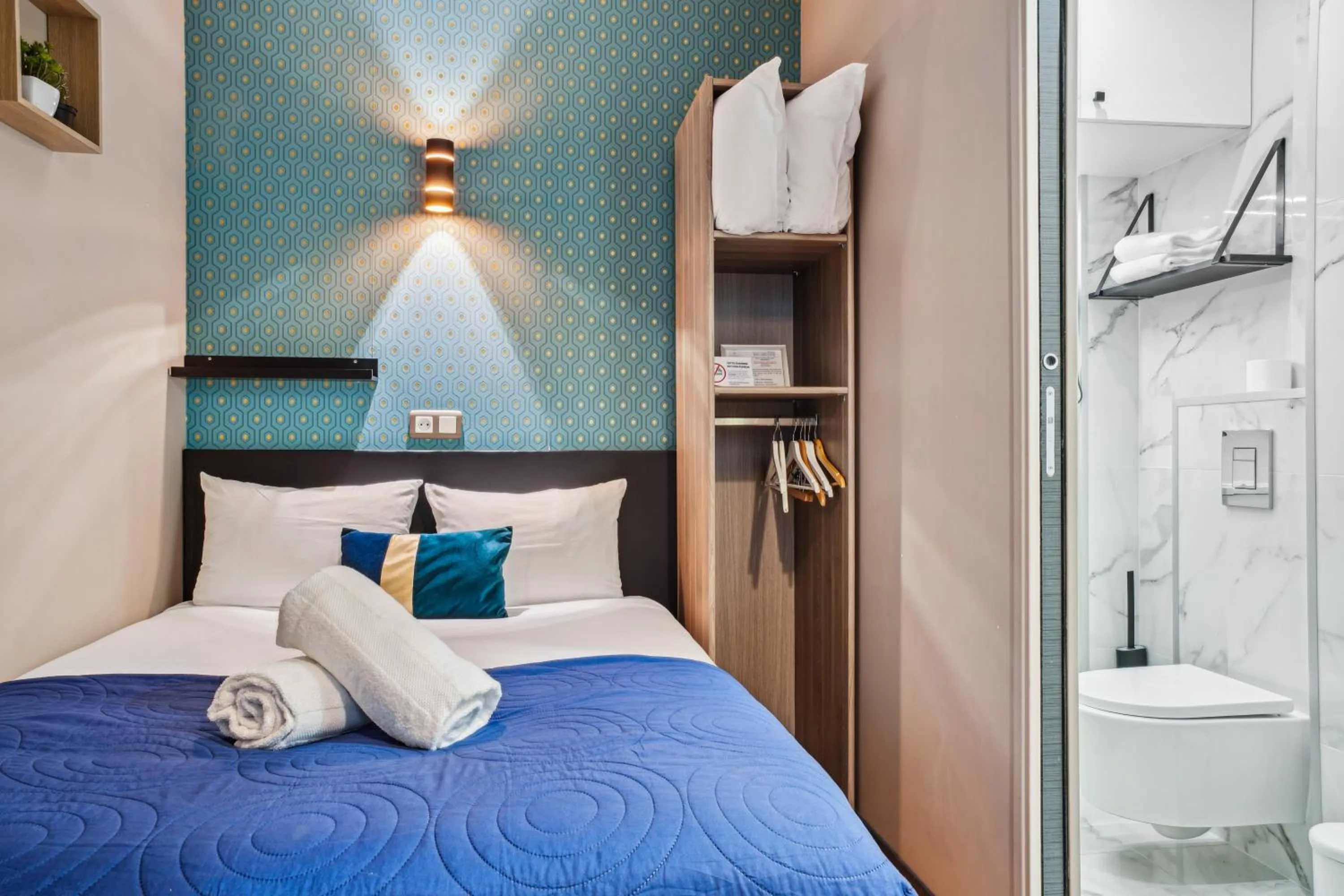 Shower, Bed in Résidence AURMAT - Appart - Hôtel - Boulogne - Paris