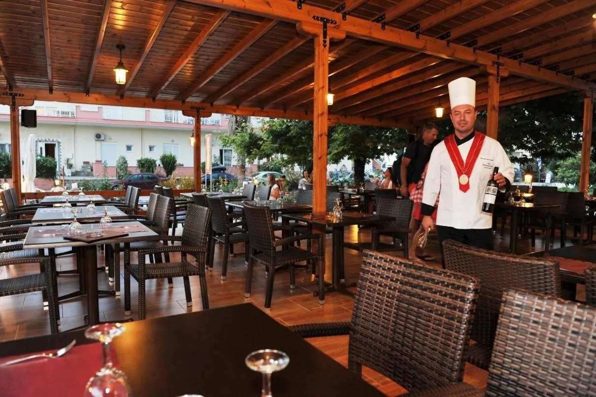 Restaurant/places to eat in Estelle Hotel