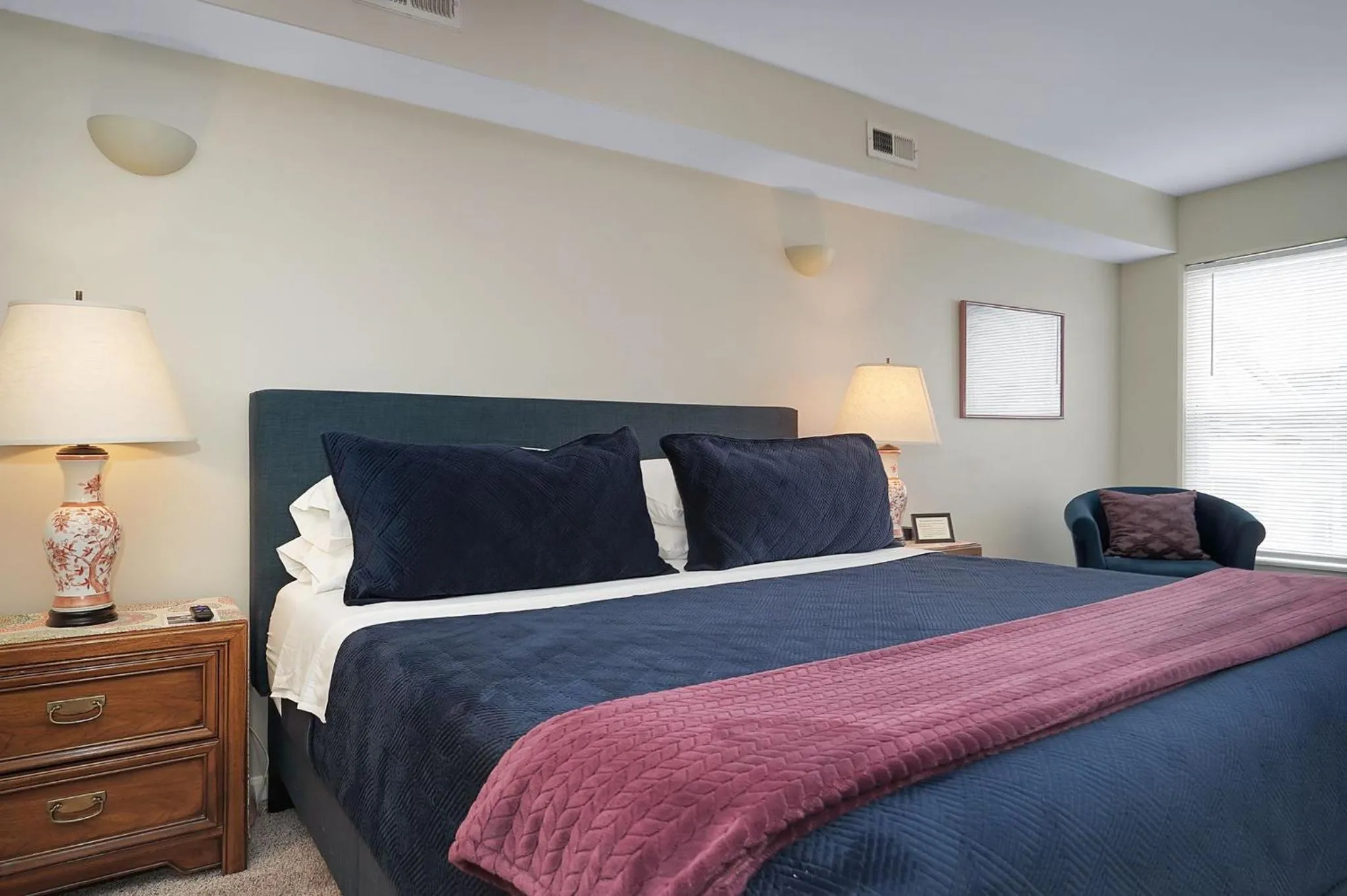 Bedroom in Lux Townhouse, Walk to All, Sleeps 6 Adults