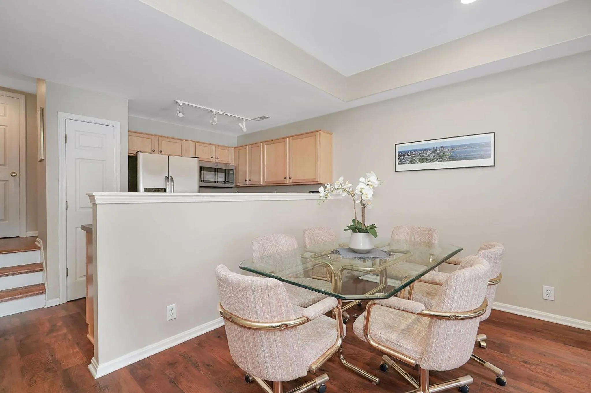 Dining area in Lux Townhouse, Walk to All, Sleeps 6 Adults