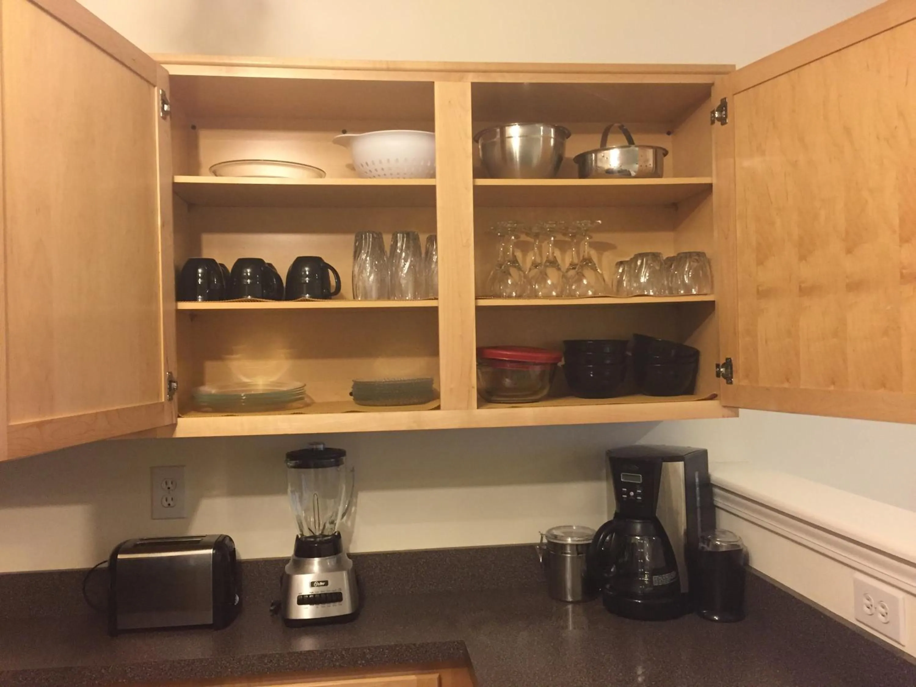 Coffee/tea facilities in Lux Townhouse, Walk to All, Sleeps 6 Adults