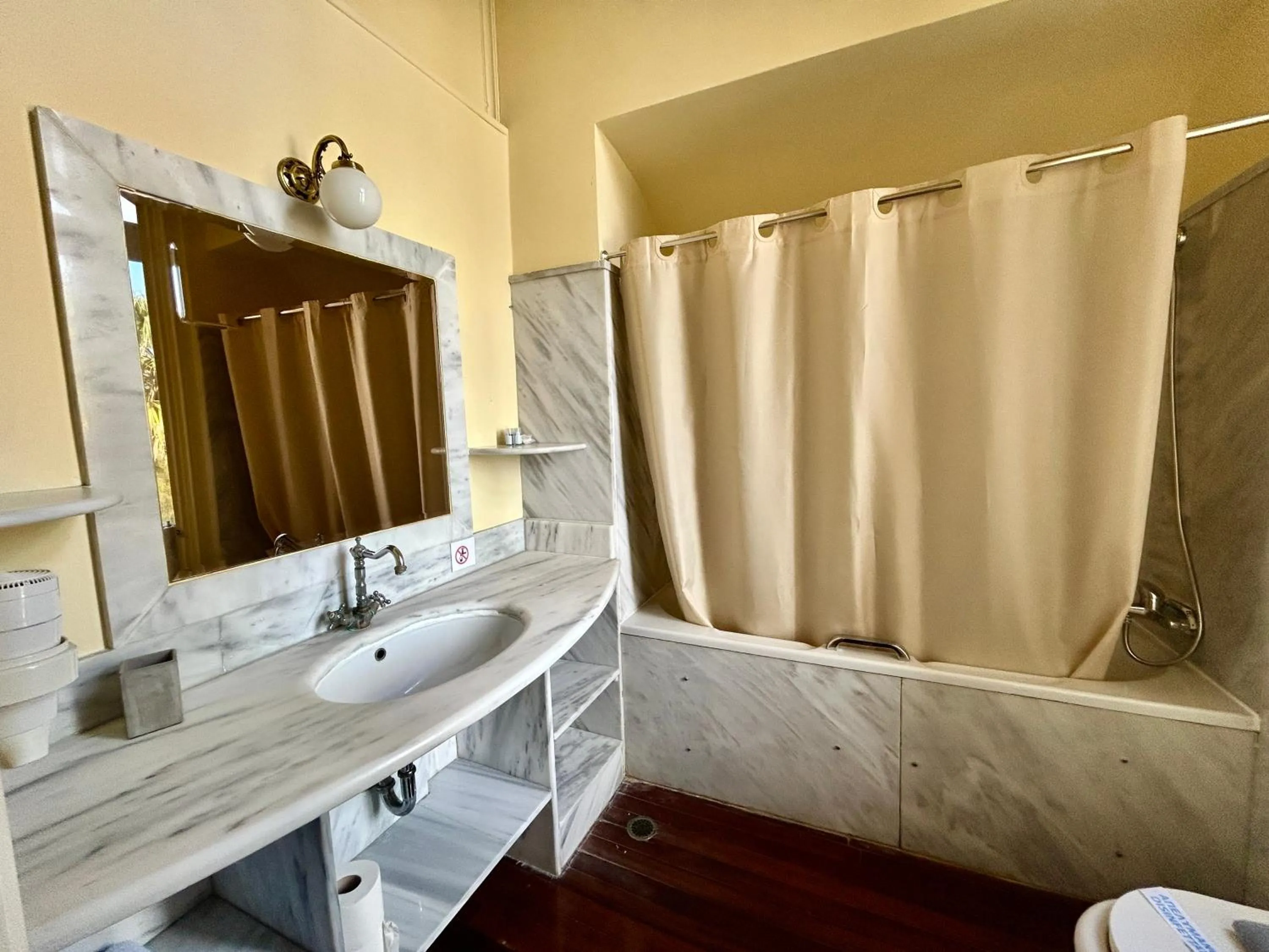 Bathroom in Loriet Hotel