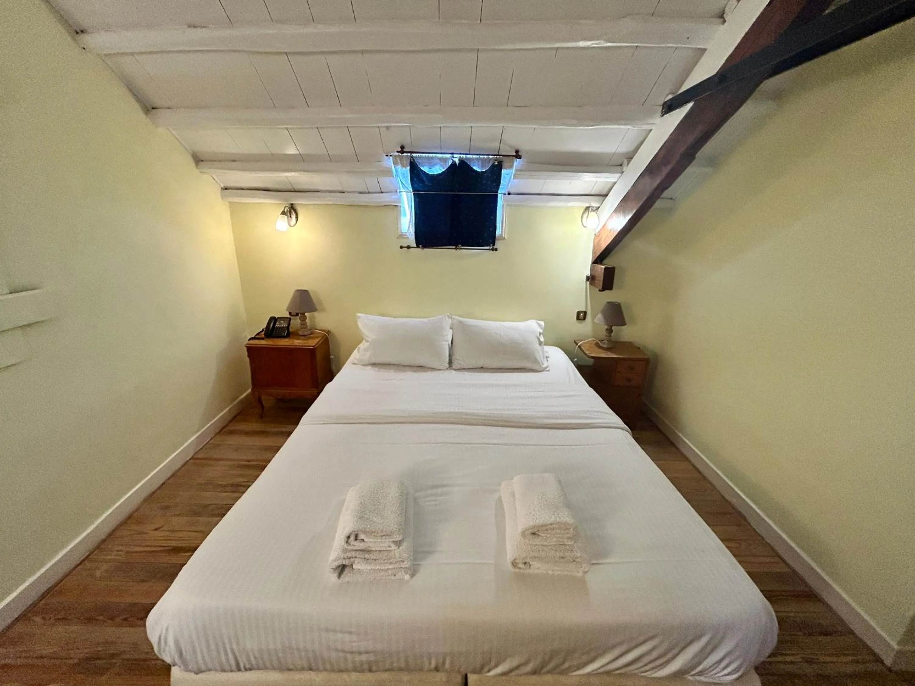 Photo of the whole room, Bed in Loriet Hotel