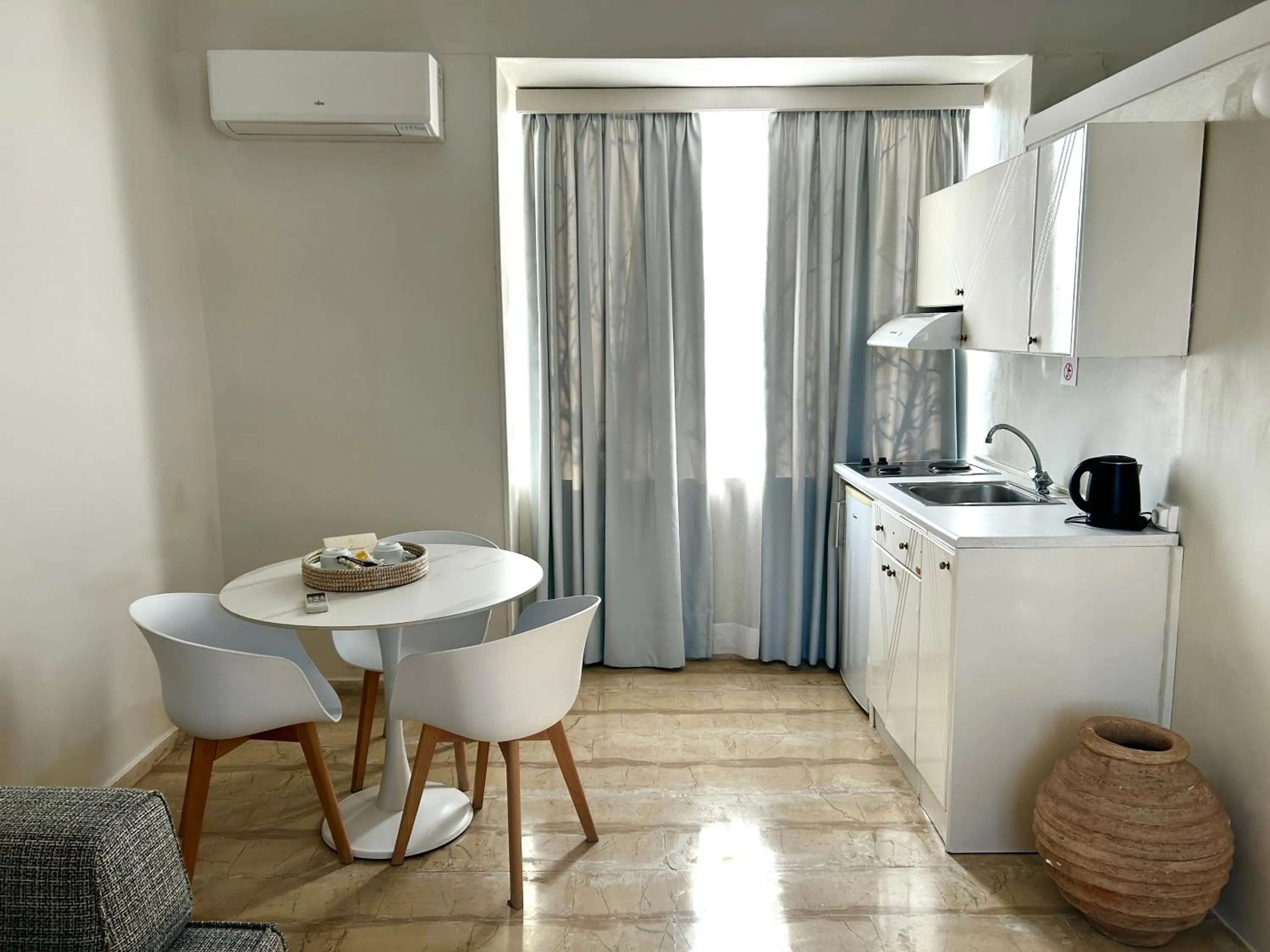 Coffee/tea facilities in Loriet Hotel