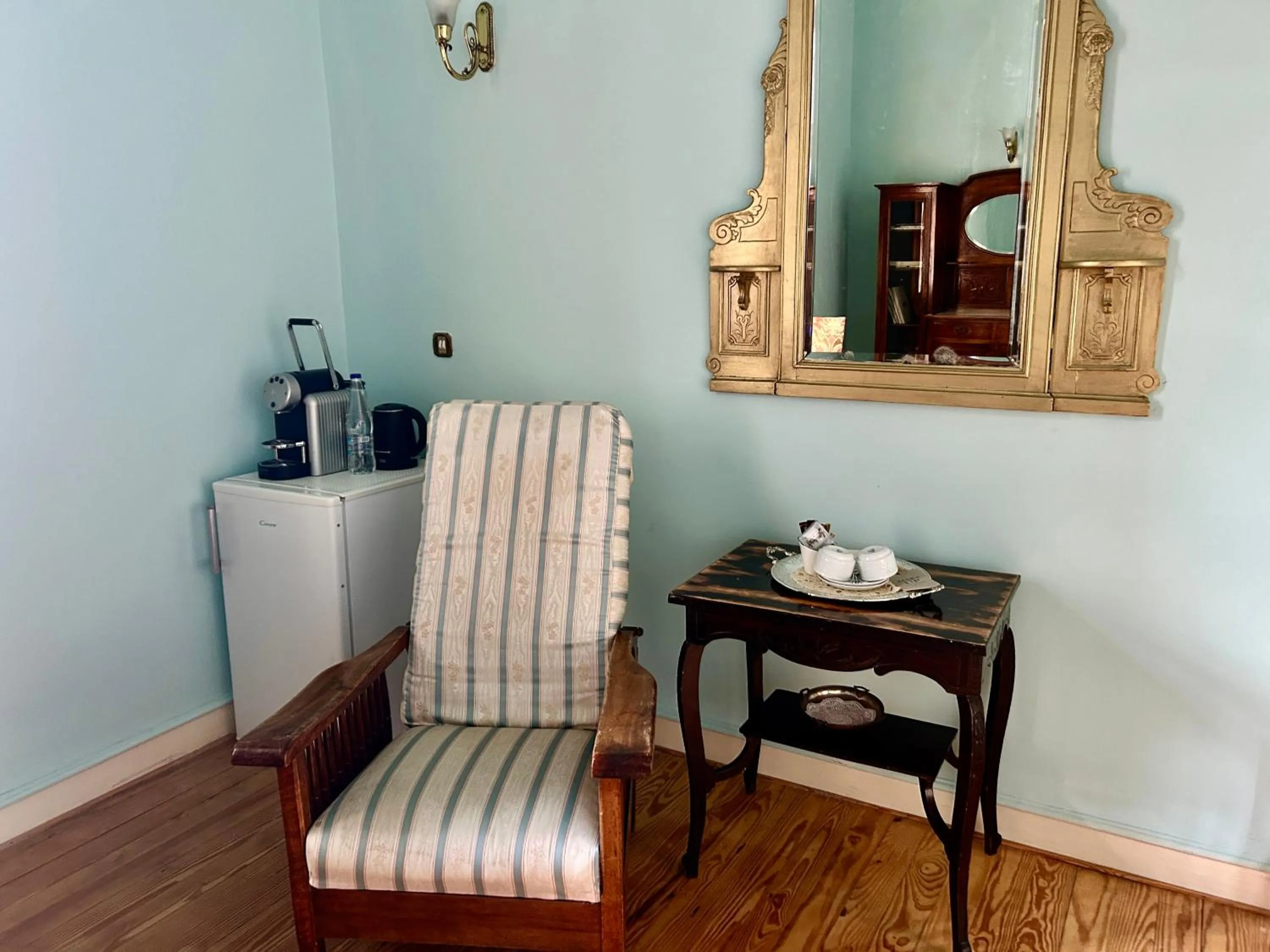 Seating area in Loriet Hotel