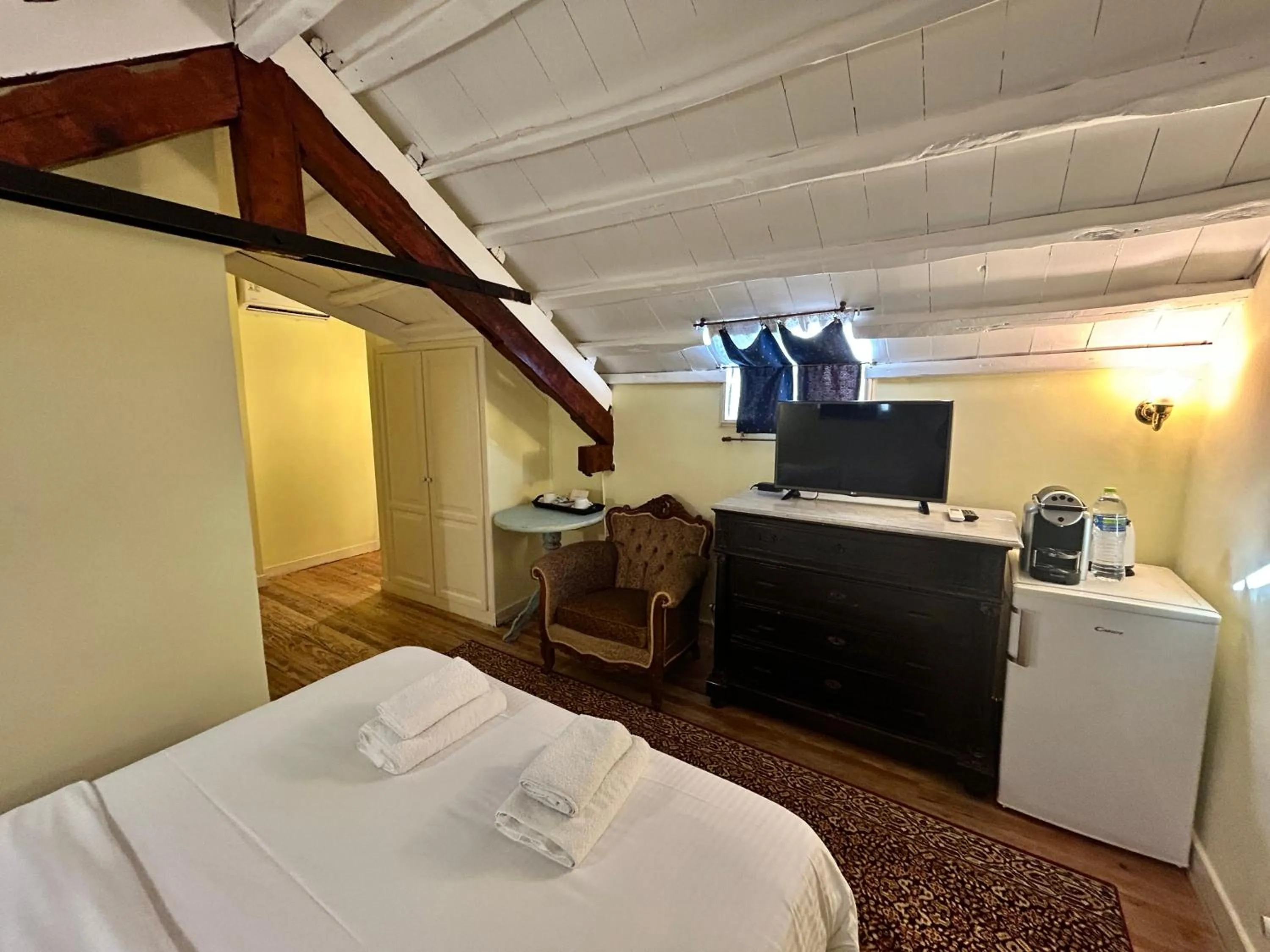 Photo of the whole room, Bed in Loriet Hotel