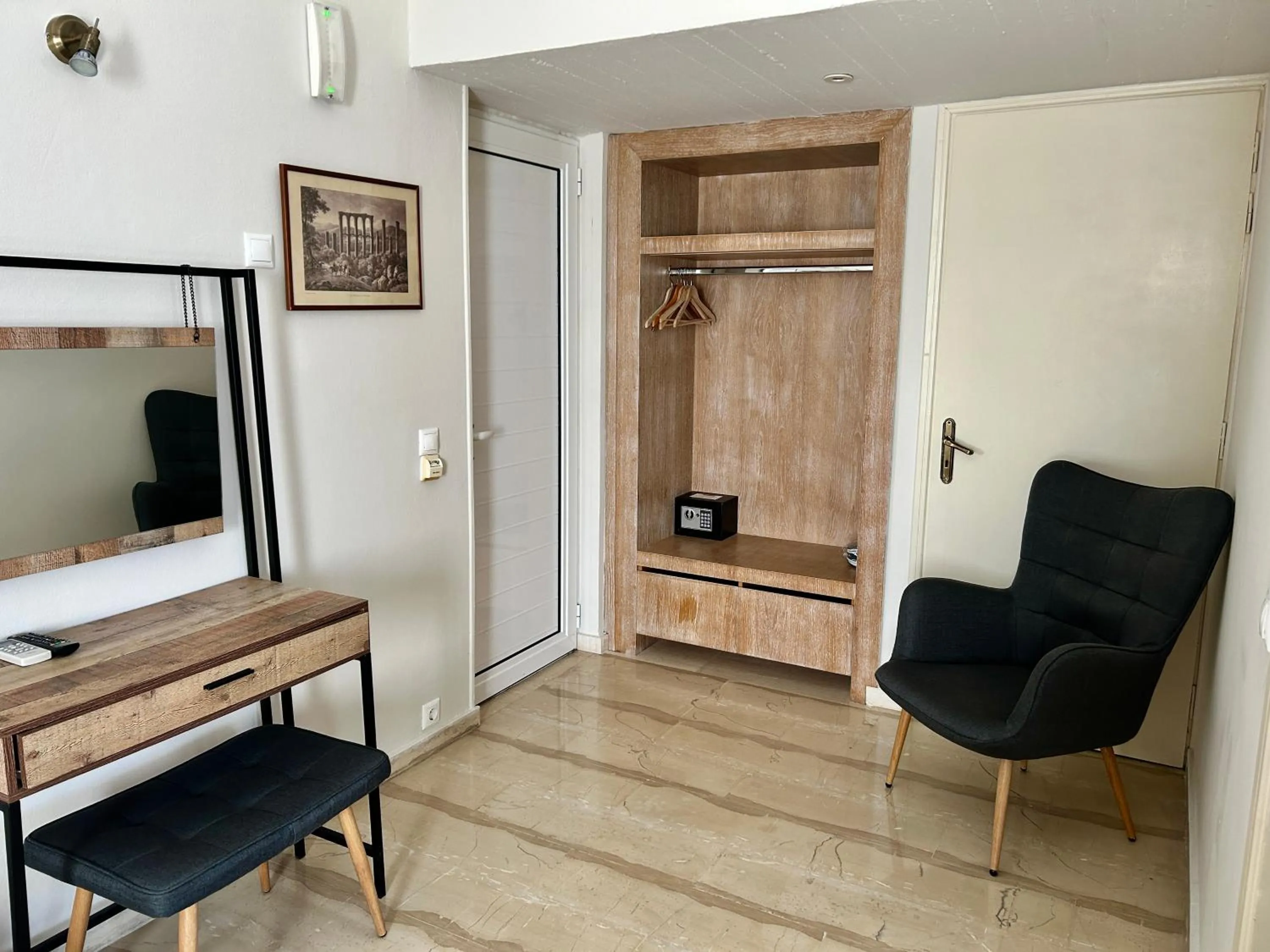 Photo of the whole room in Loriet Hotel