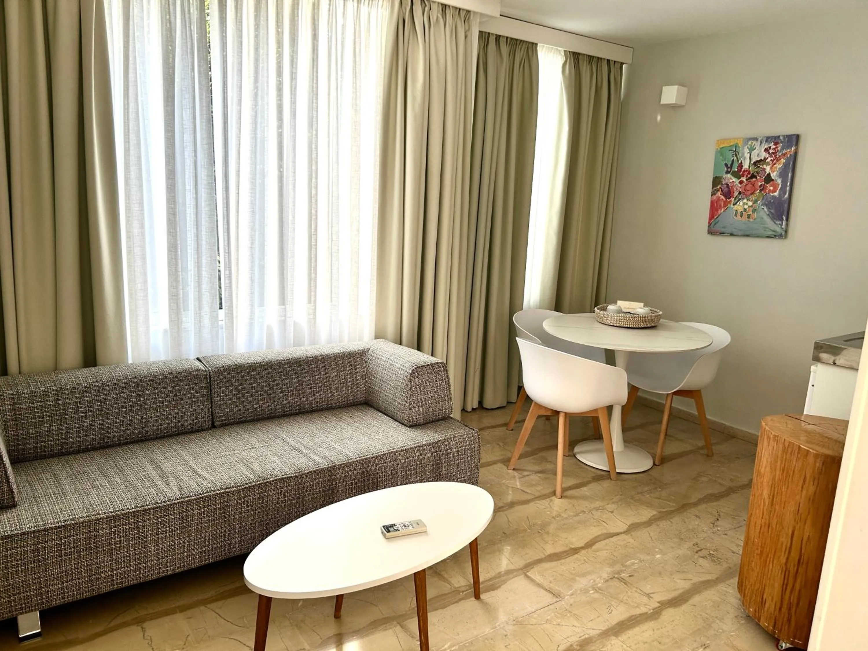 Living room in Loriet Hotel