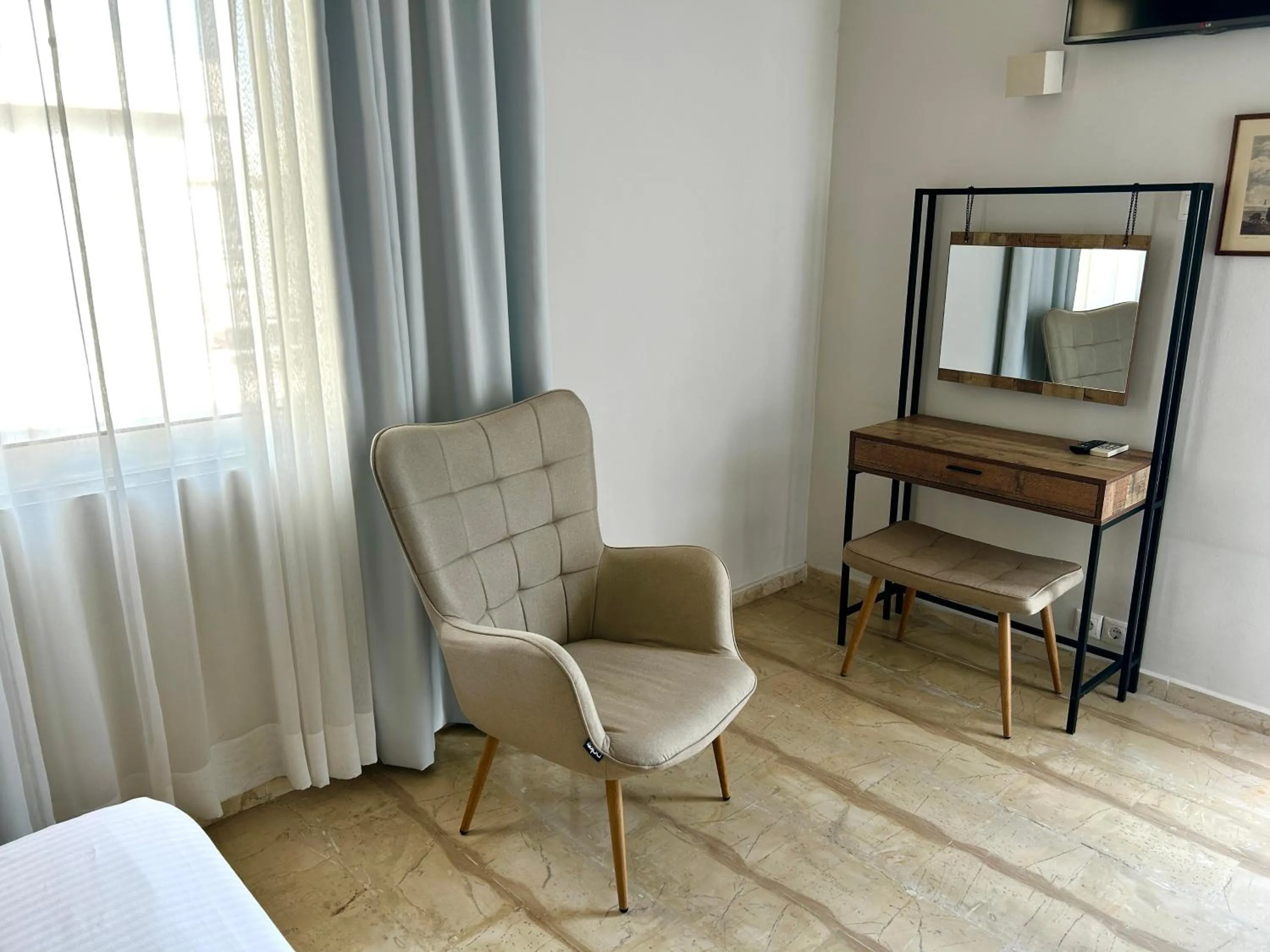 TV and multimedia in Loriet Hotel