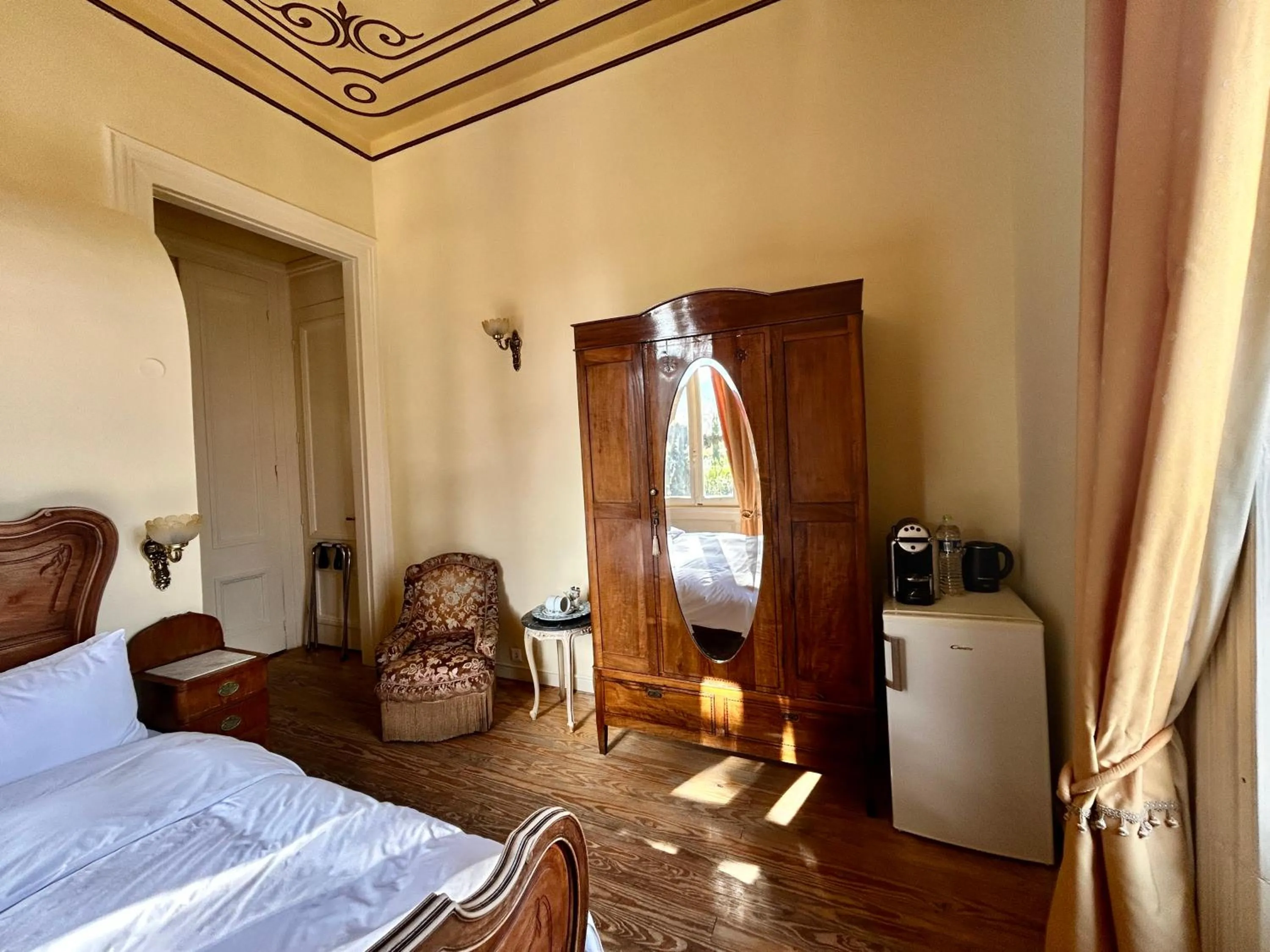 Photo of the whole room, Bed in Loriet Hotel