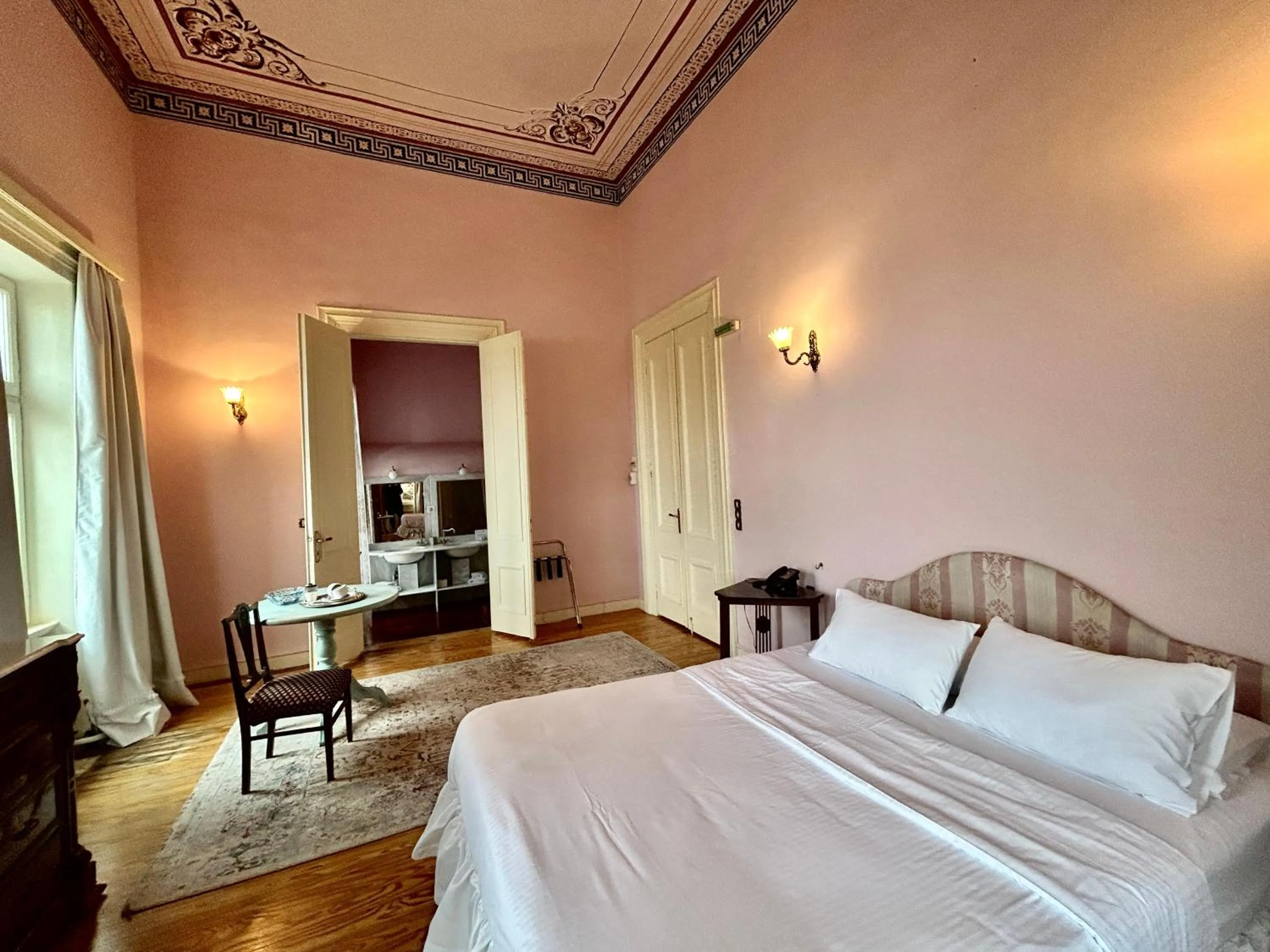 Photo of the whole room, Bed in Loriet Hotel