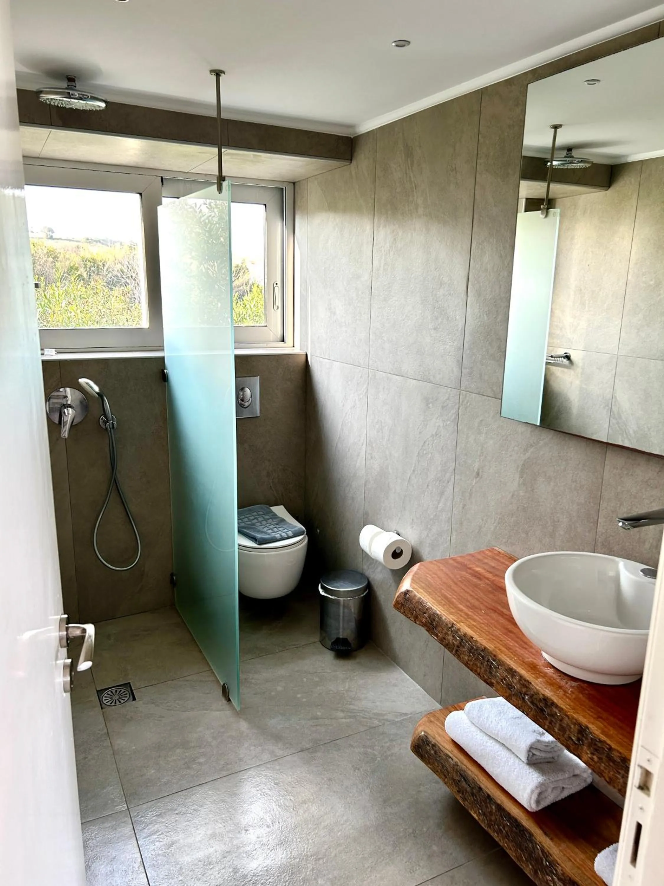 Bathroom in Loriet Hotel