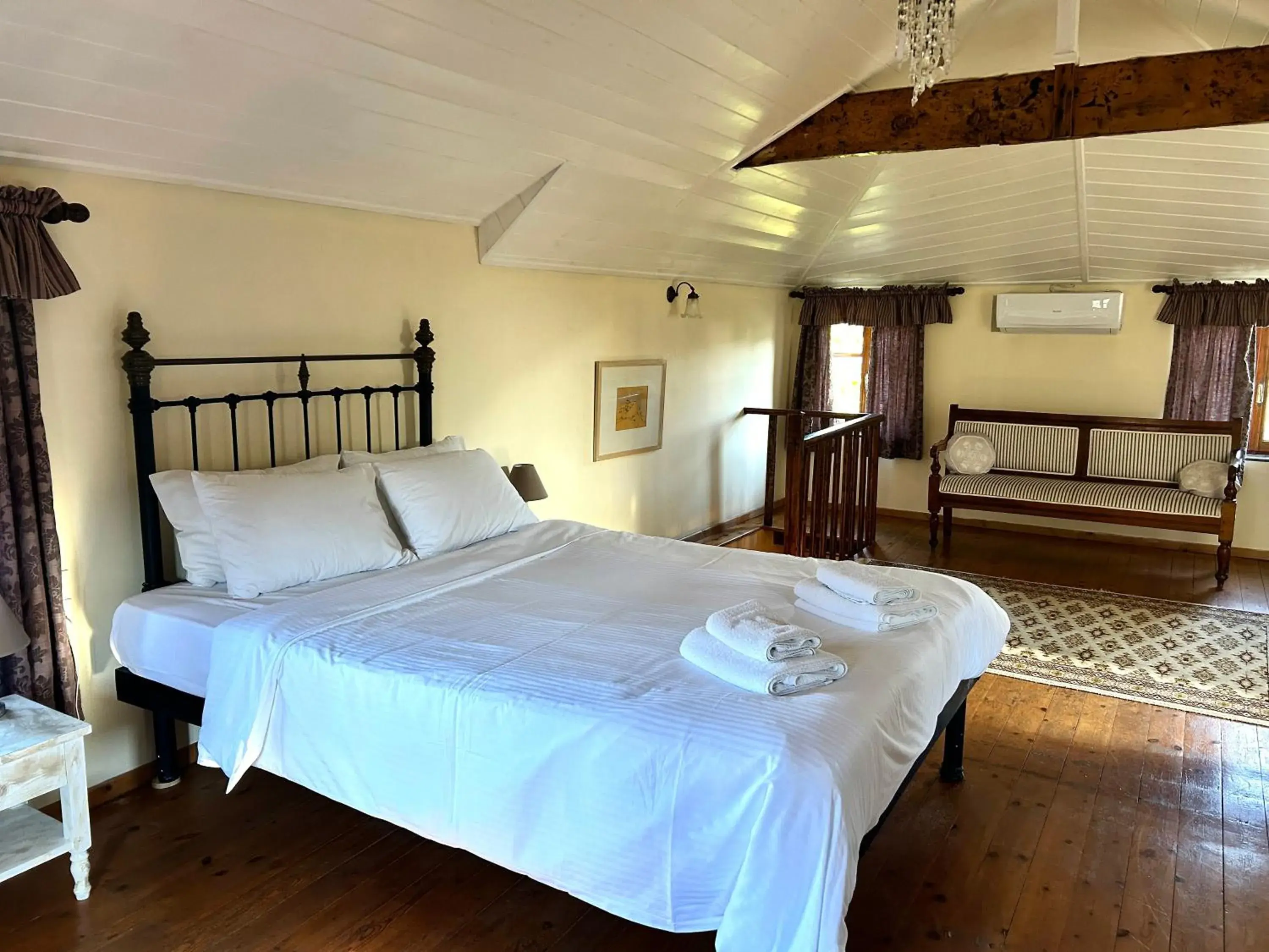 Mansion Cottage - Split Level with Patio in Loriet Hotel Mansion Cottage - Split Level with Patio in Loriet Hotel