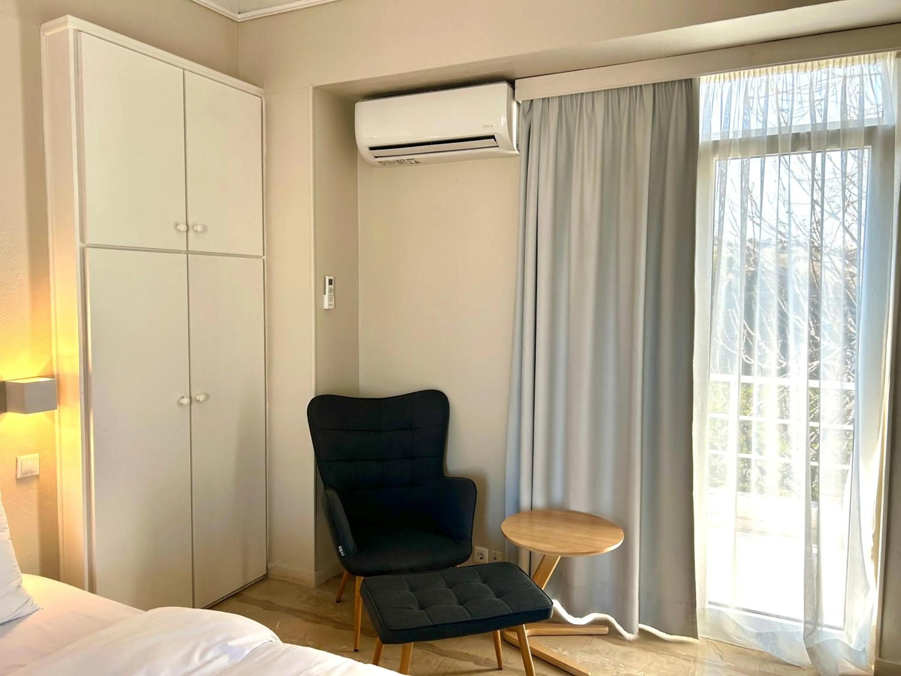 Living room, Bed in Loriet Hotel