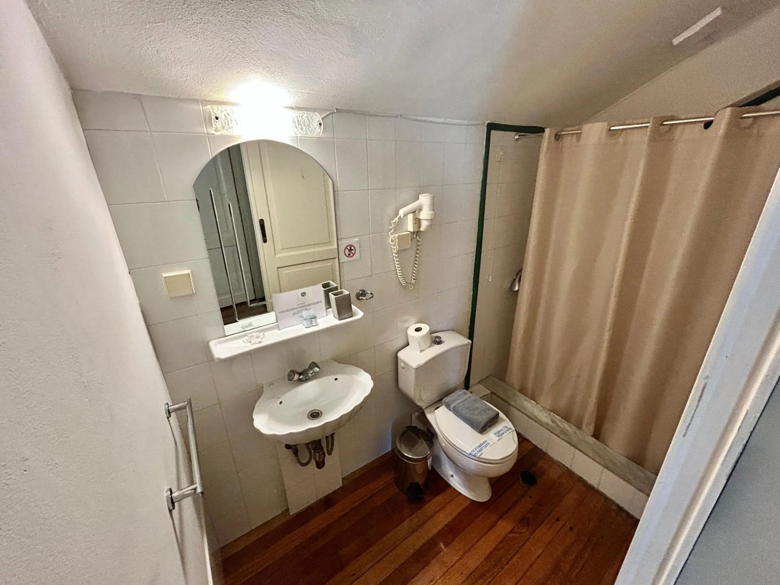 Bathroom in Loriet Hotel