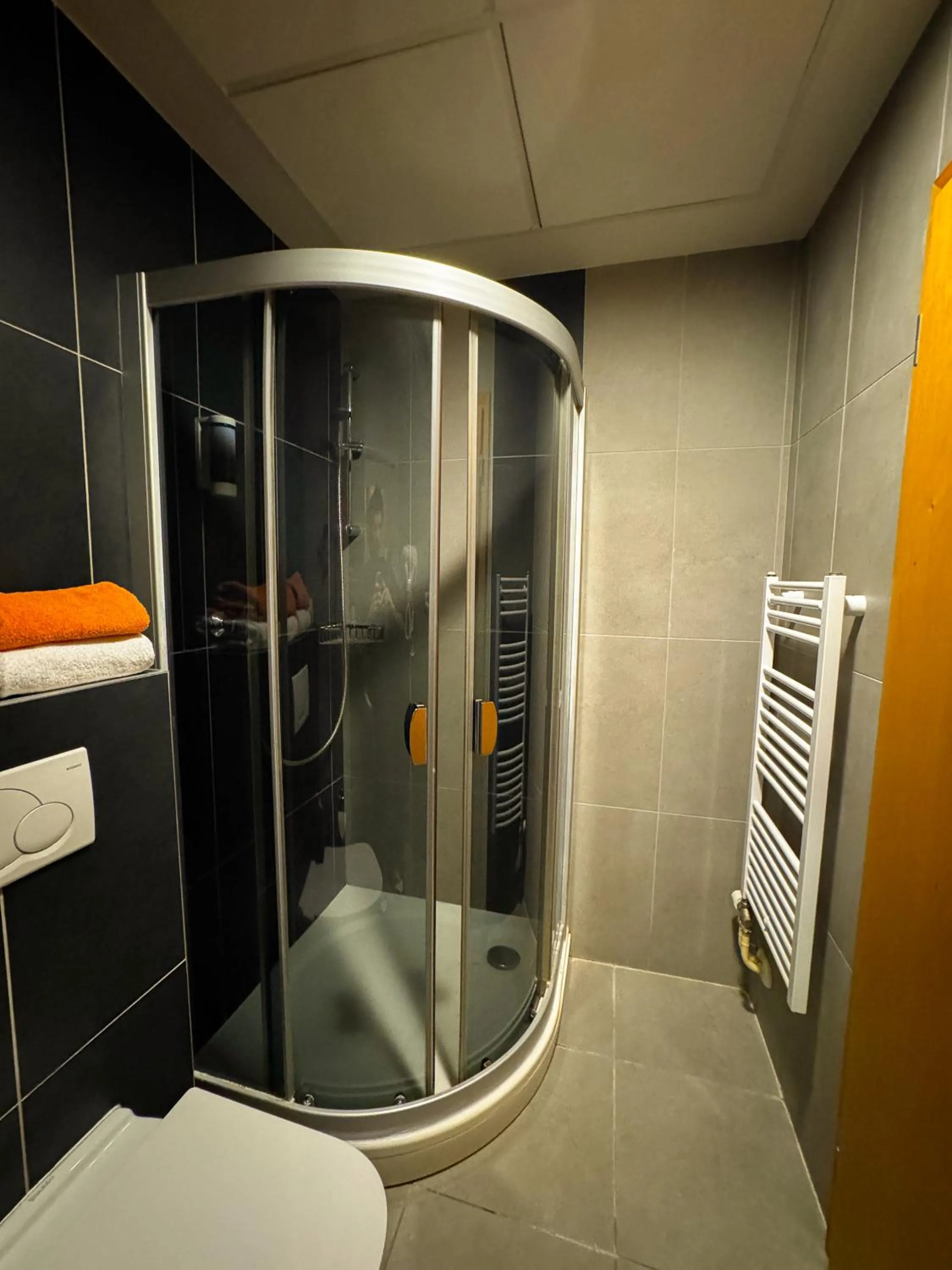 Shower in Hotel SOREA REGIA