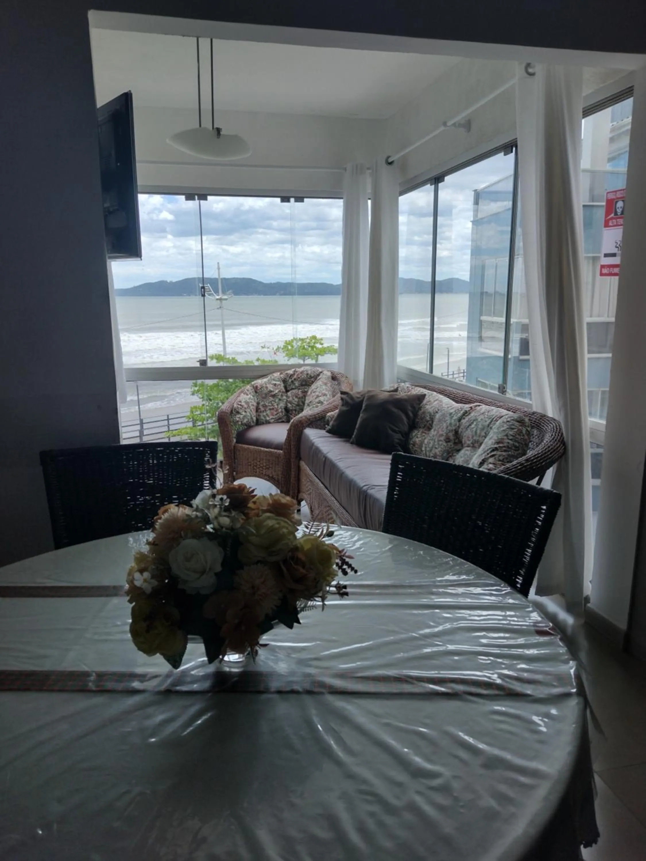 Living room in Itapema-Meia Praia- 3 quartos - Frente Mar!