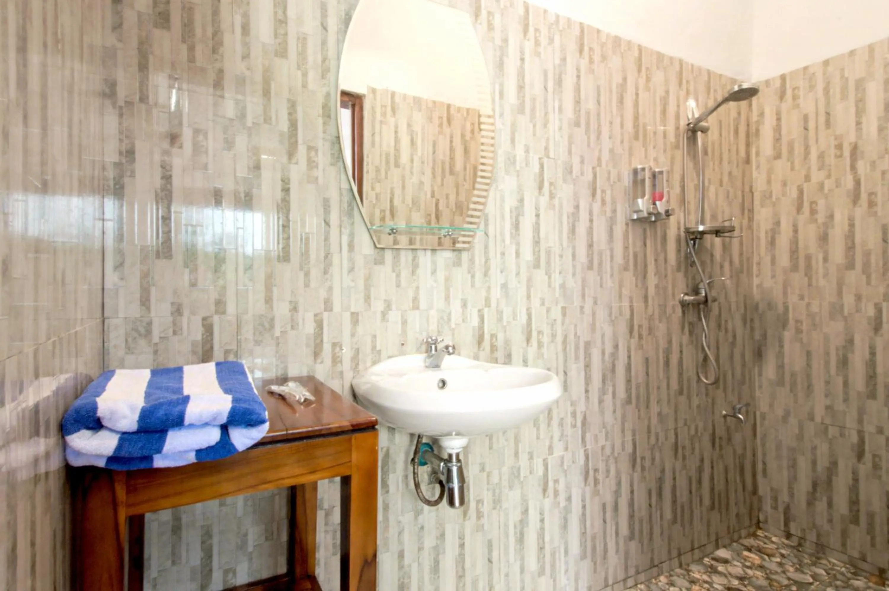 Shower in Hotel Bonne Nuit